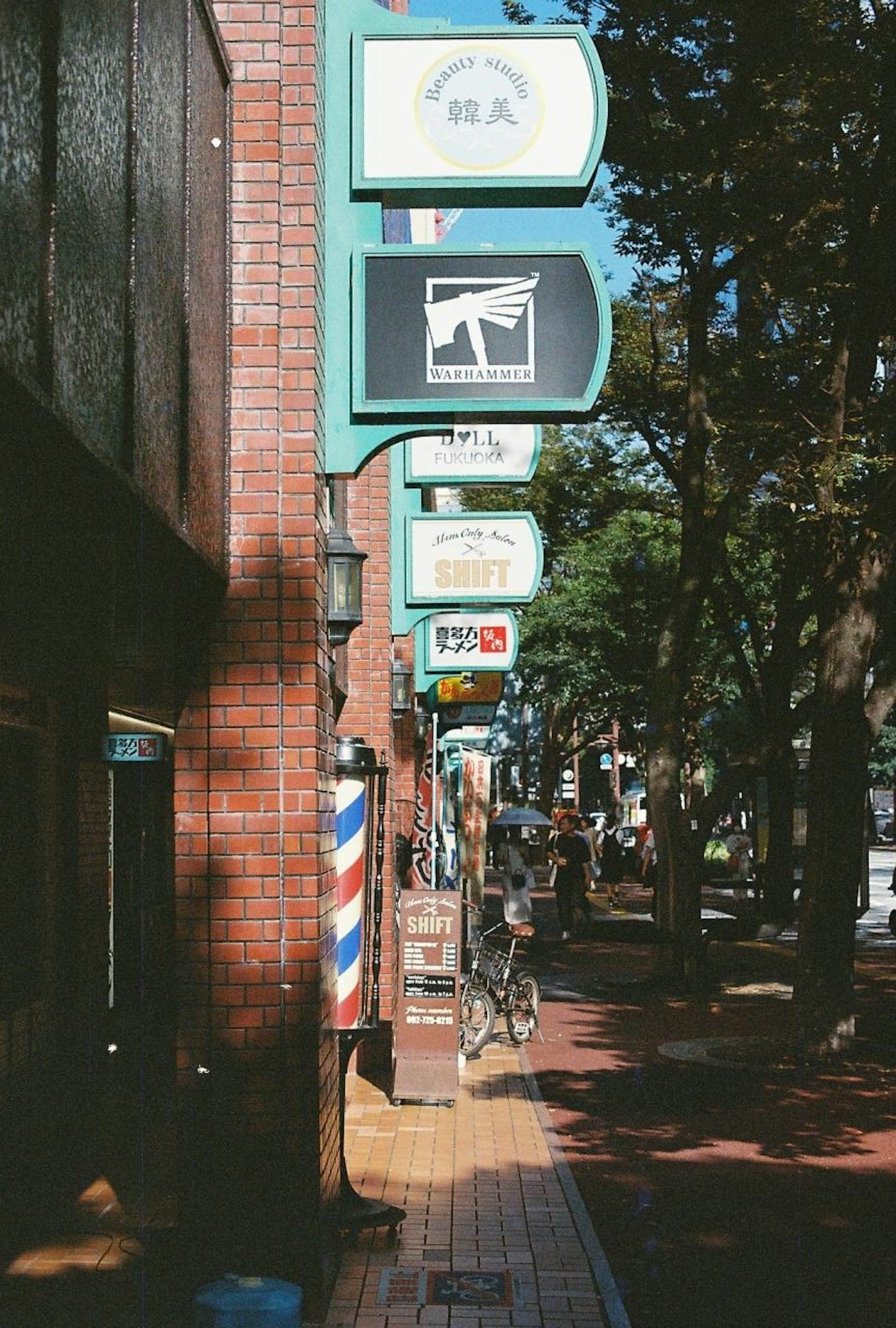 Vue de rue avec des enseignes de barber shop alignées