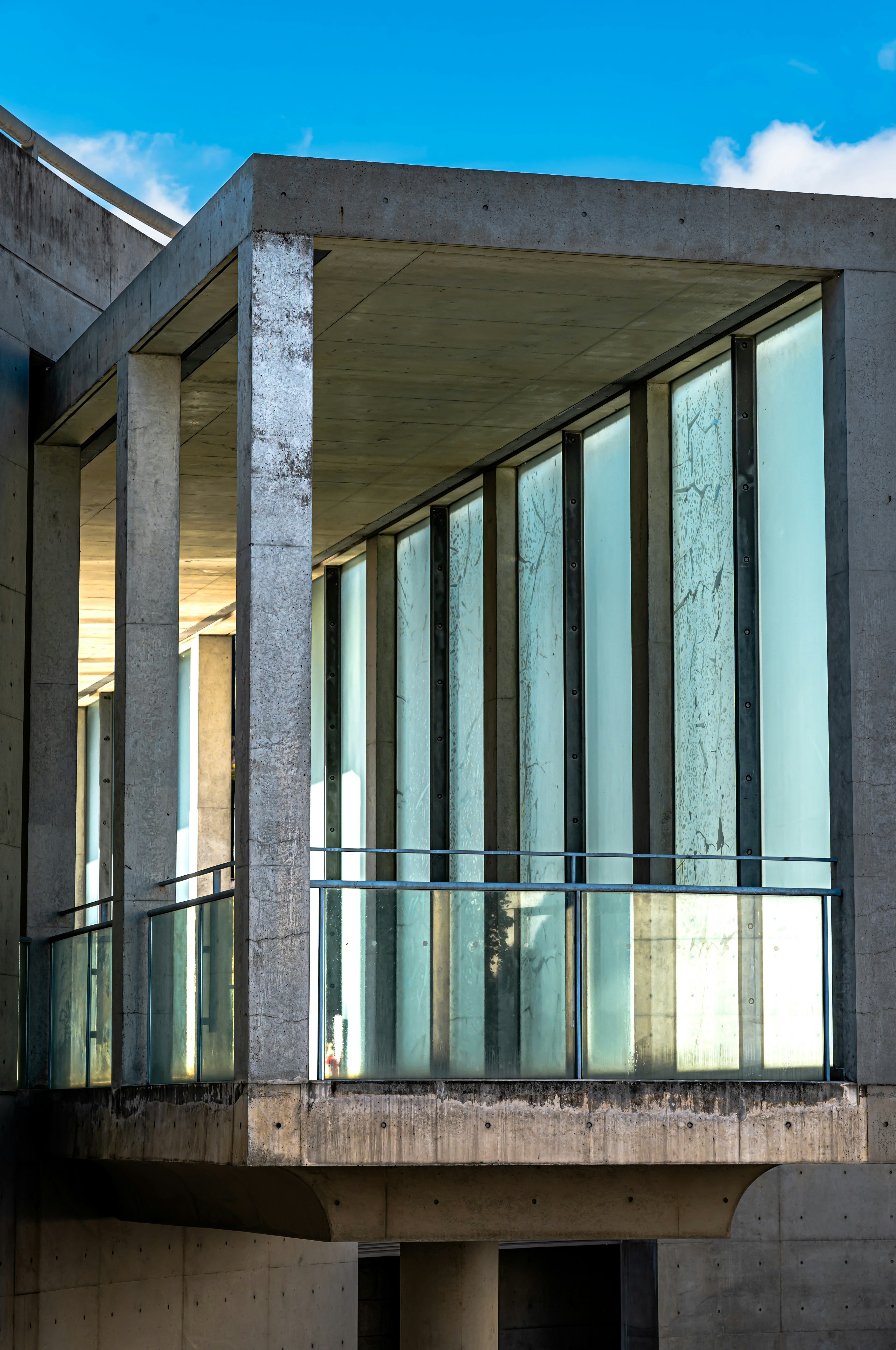 Struktur balkon modern dari beton dan kaca