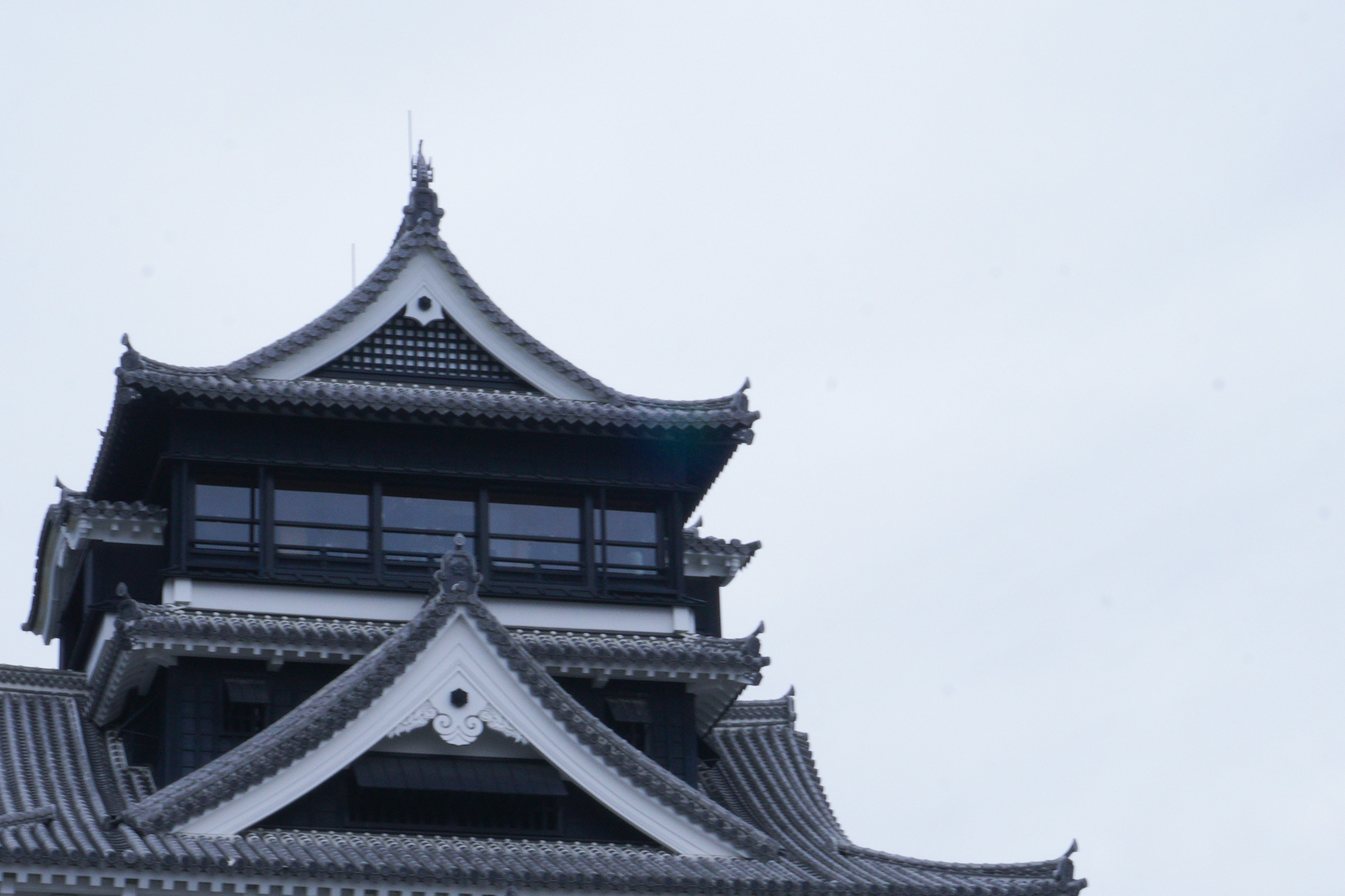 Détail d'un toit de château japonais traditionnel avec un design complexe