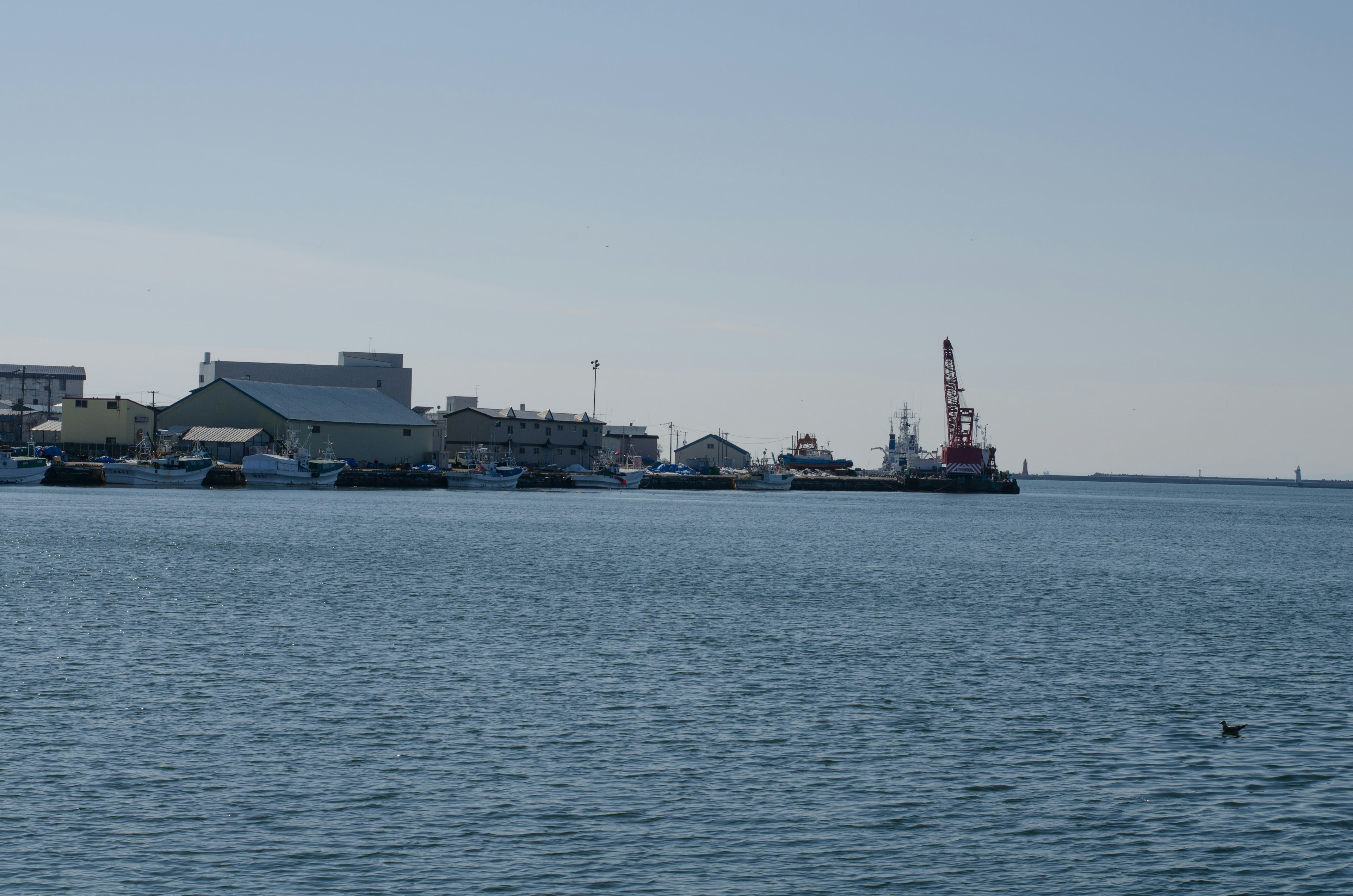 Blick auf angedockte Boote und ruhiges Meer im Hafen