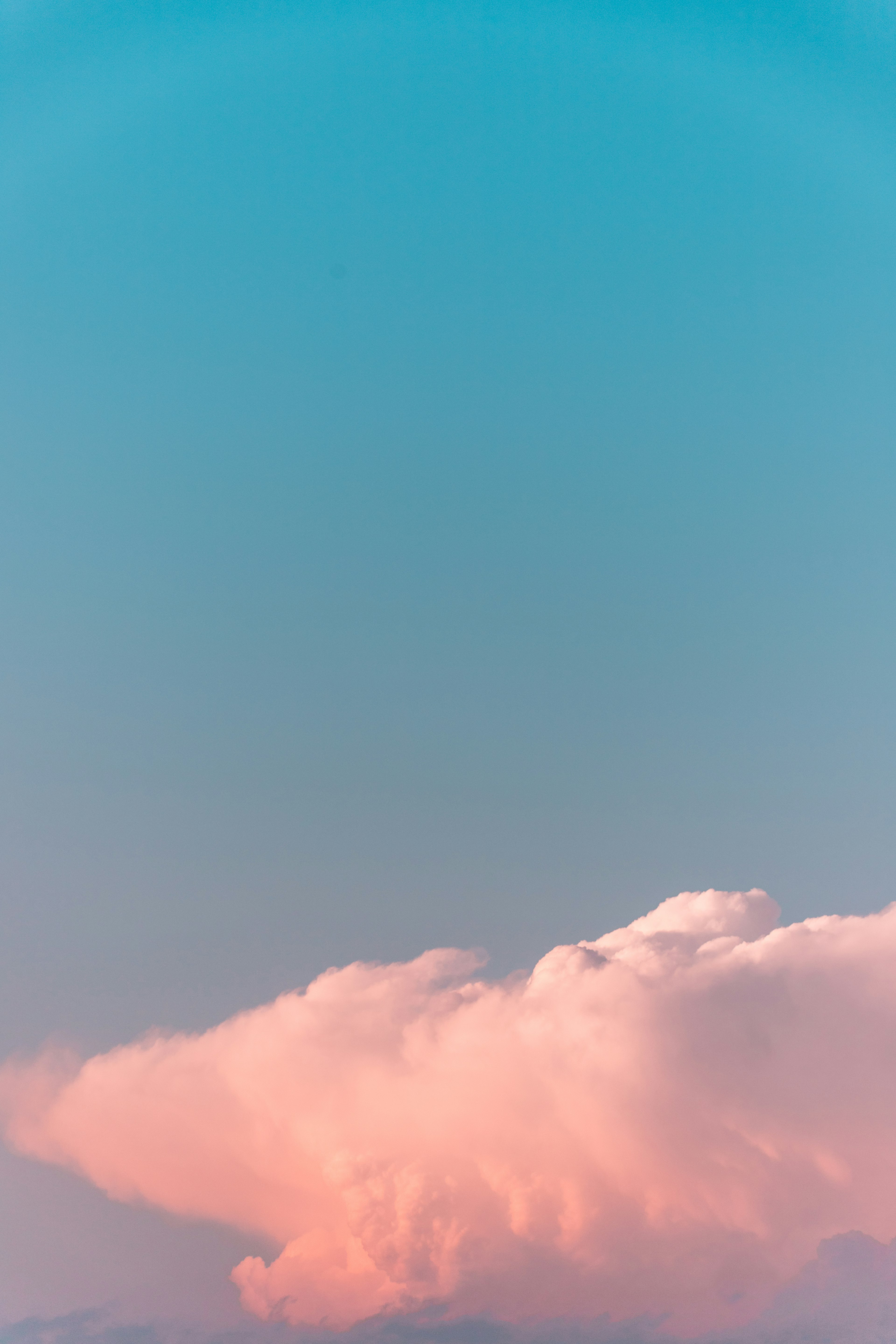 Nuage rose pâle sur un ciel bleu