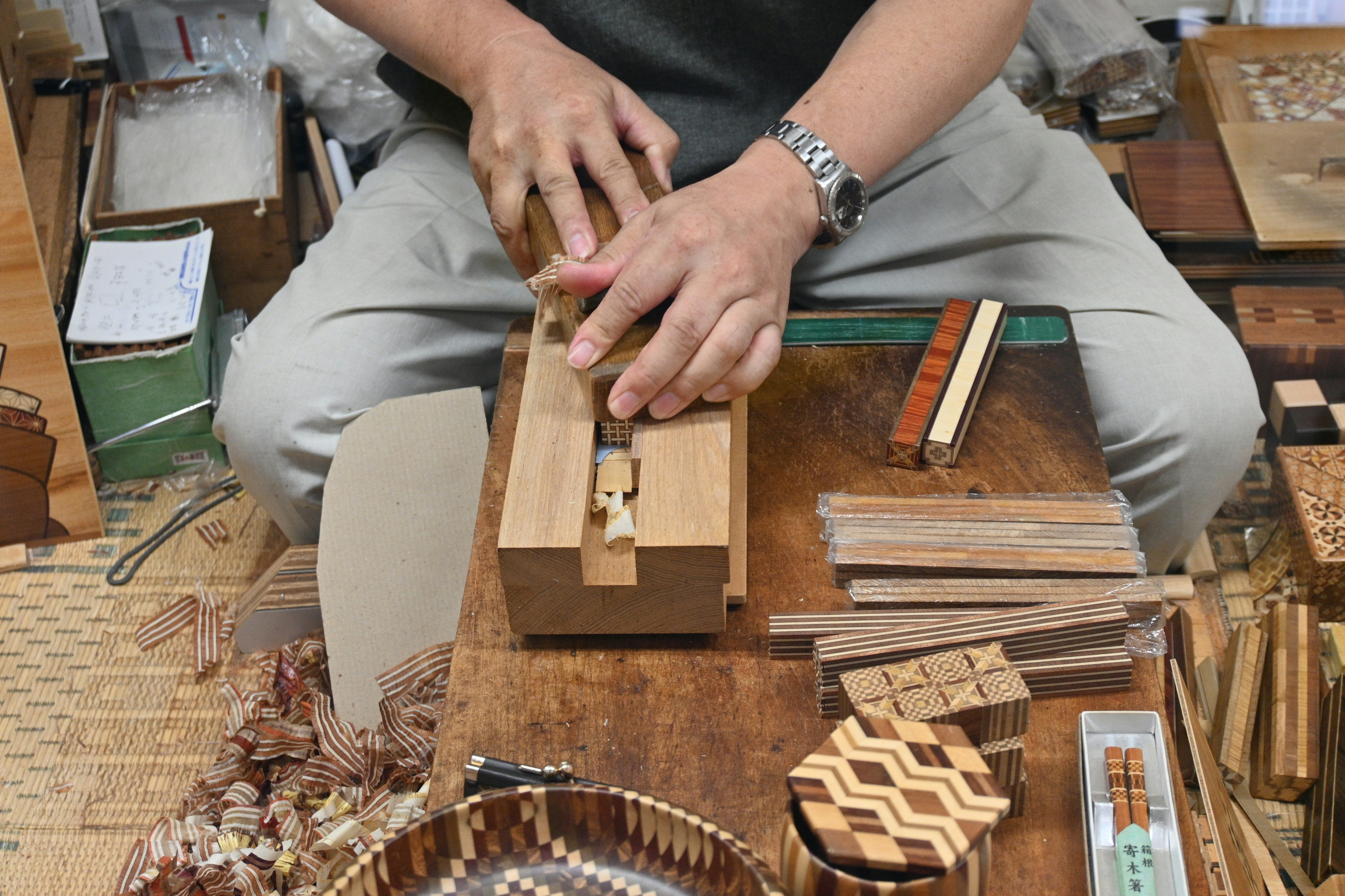 木工職人が木製の箱を作るために手作業で作業している