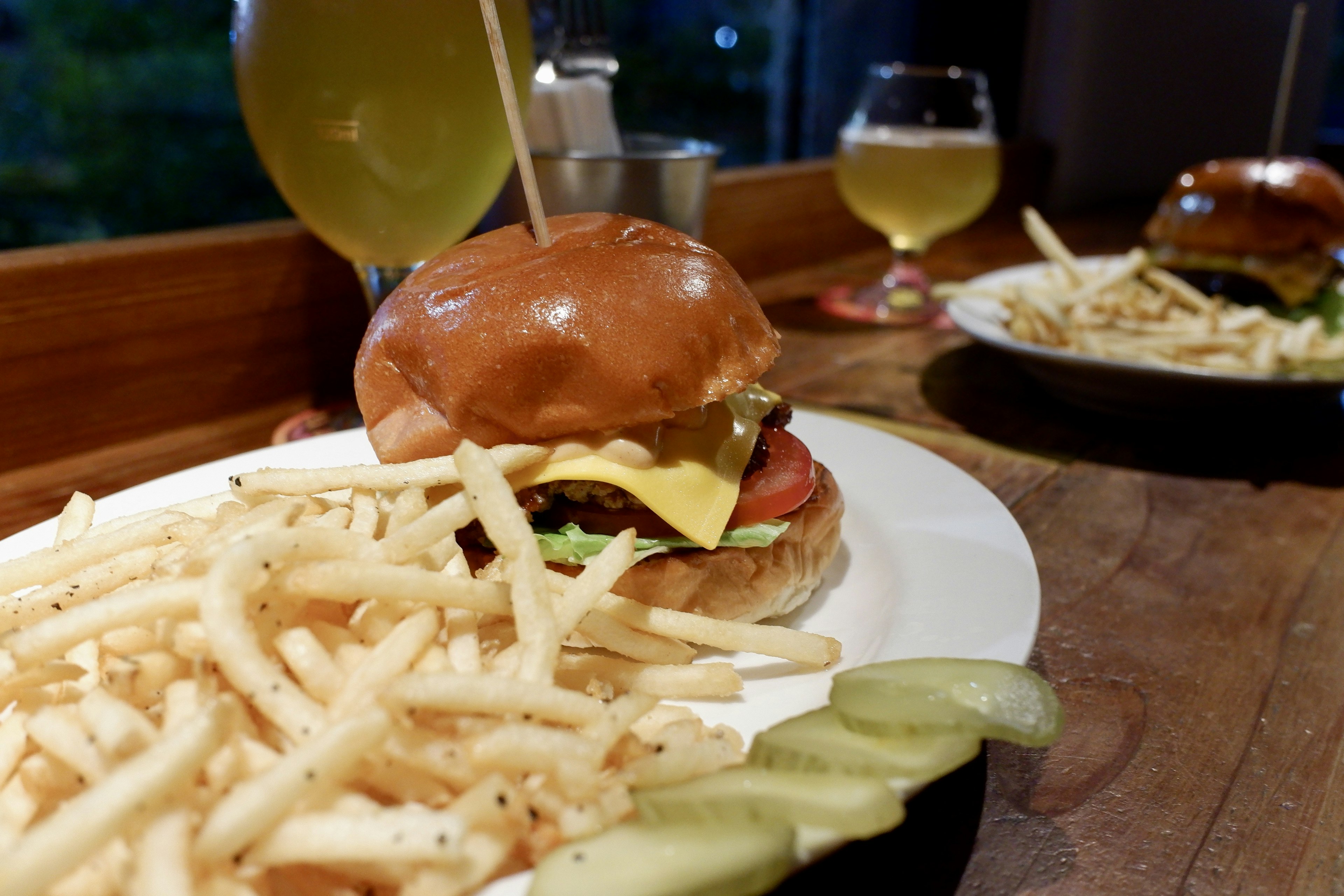 美味しそうなチーズバーガーとフライドポテトの皿