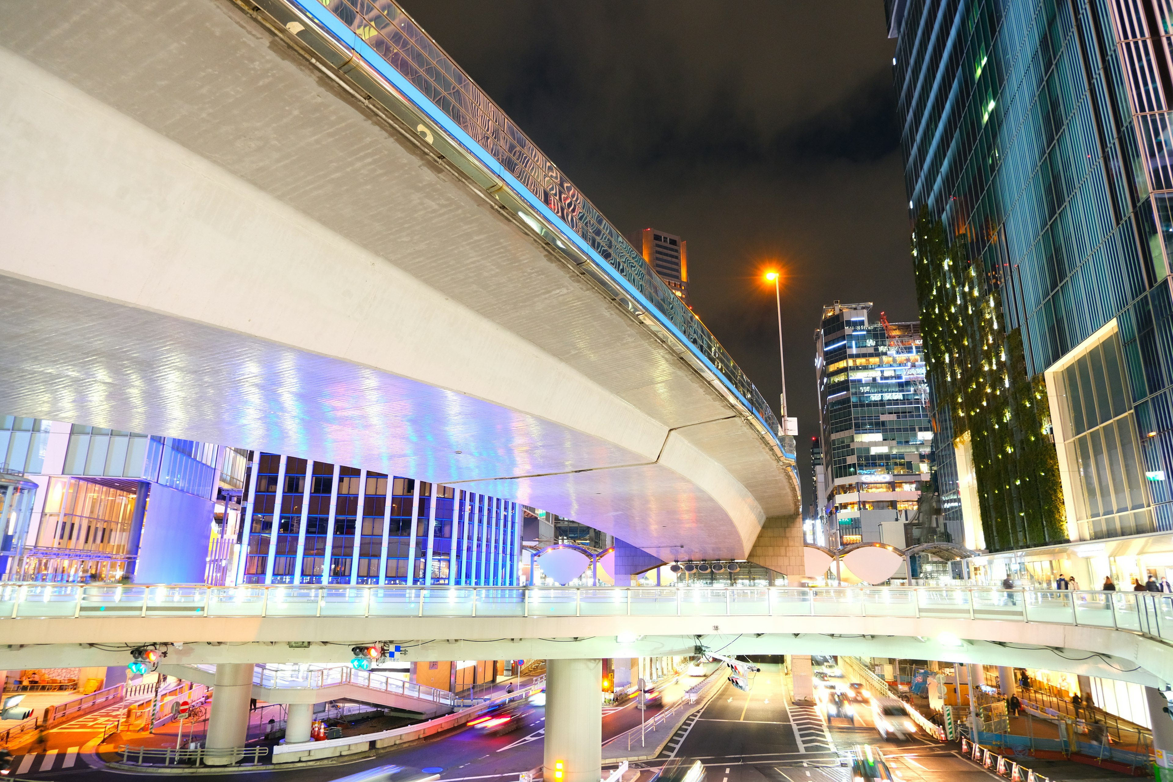 Paesaggio urbano notturno con autostrada e edifici illuminati