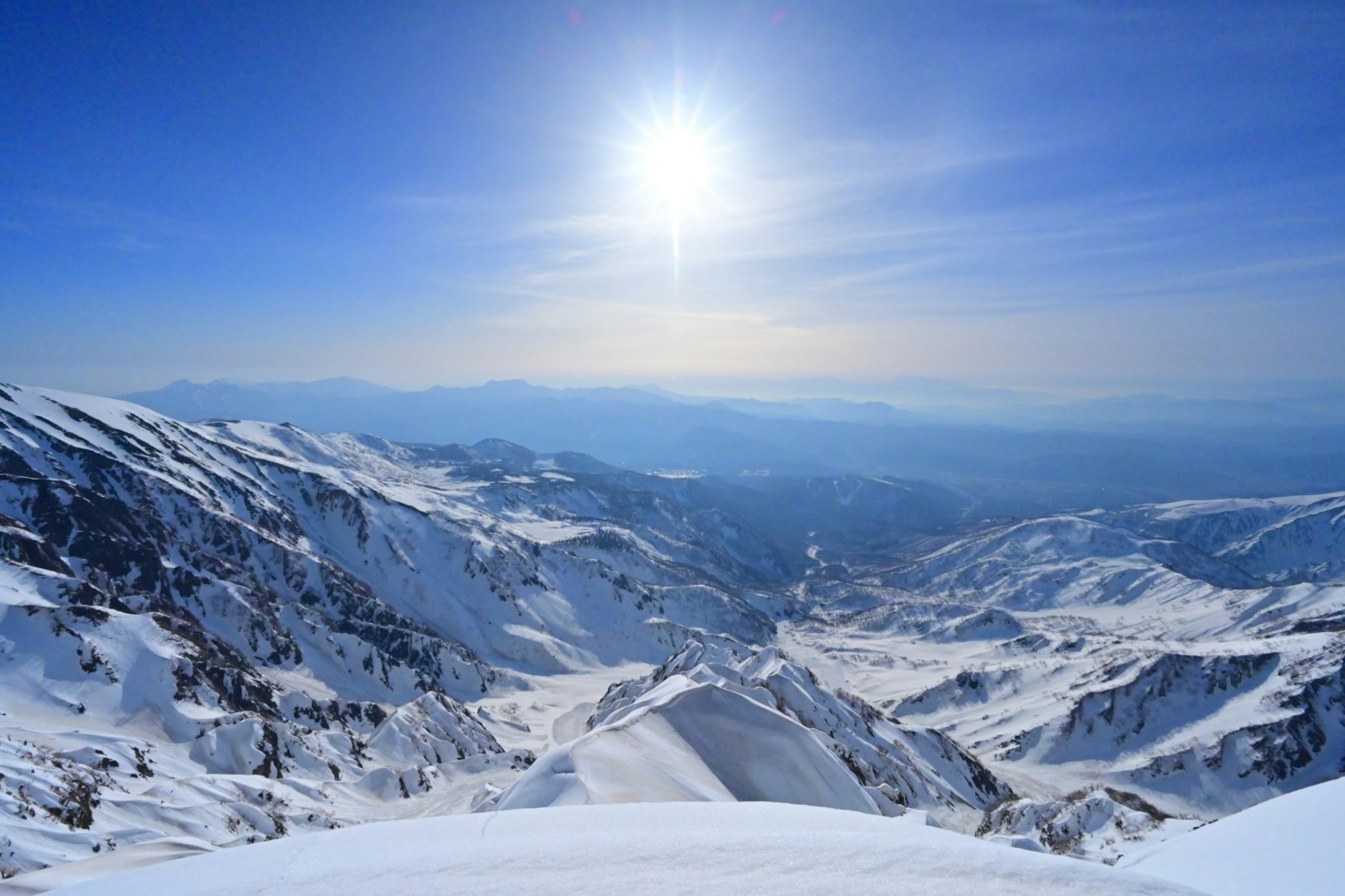 Montagnes enneigées sous un ciel bleu lumineux