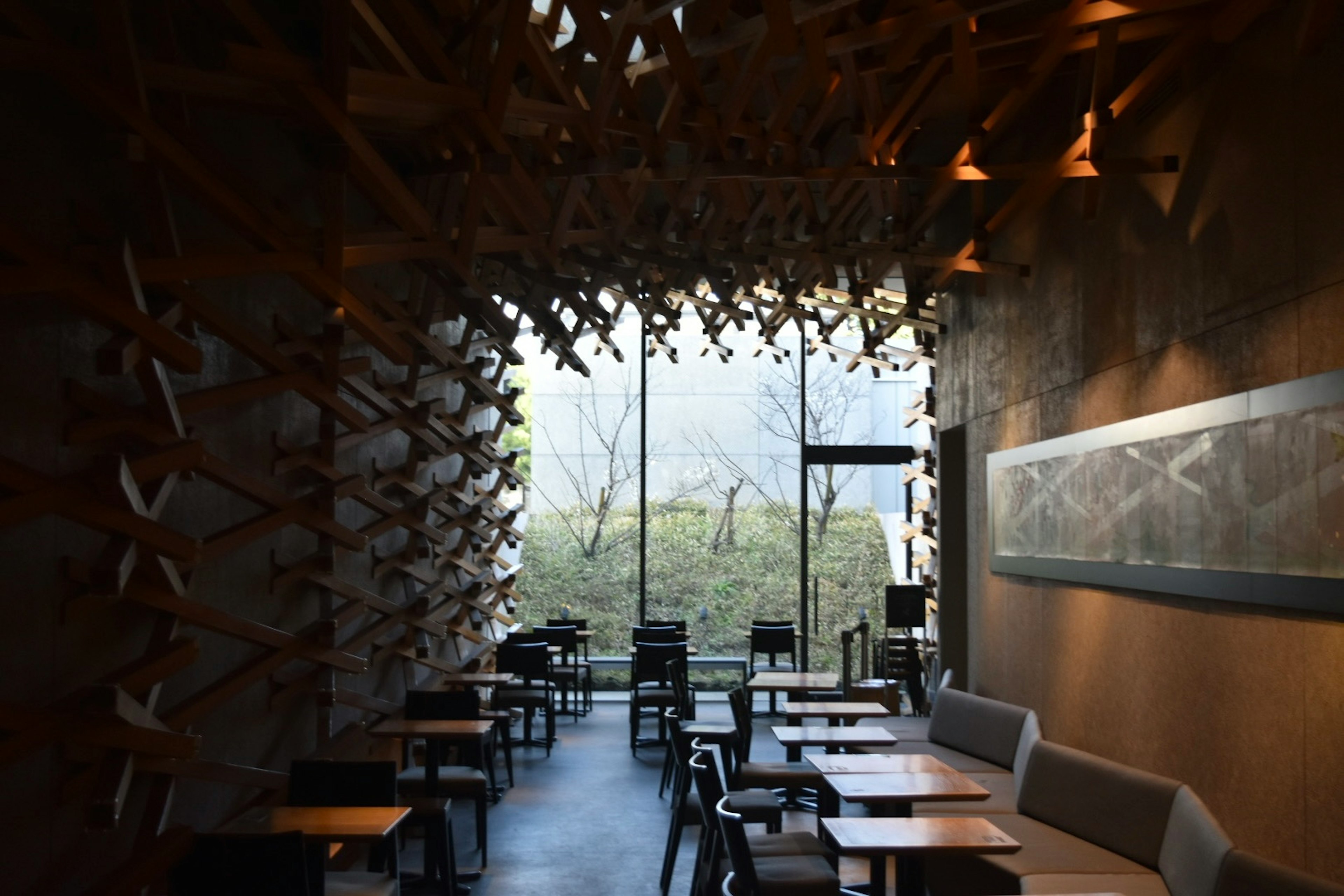 Interior de una cafetería moderna con luz natural decoraciones de madera mesas y sillas simples