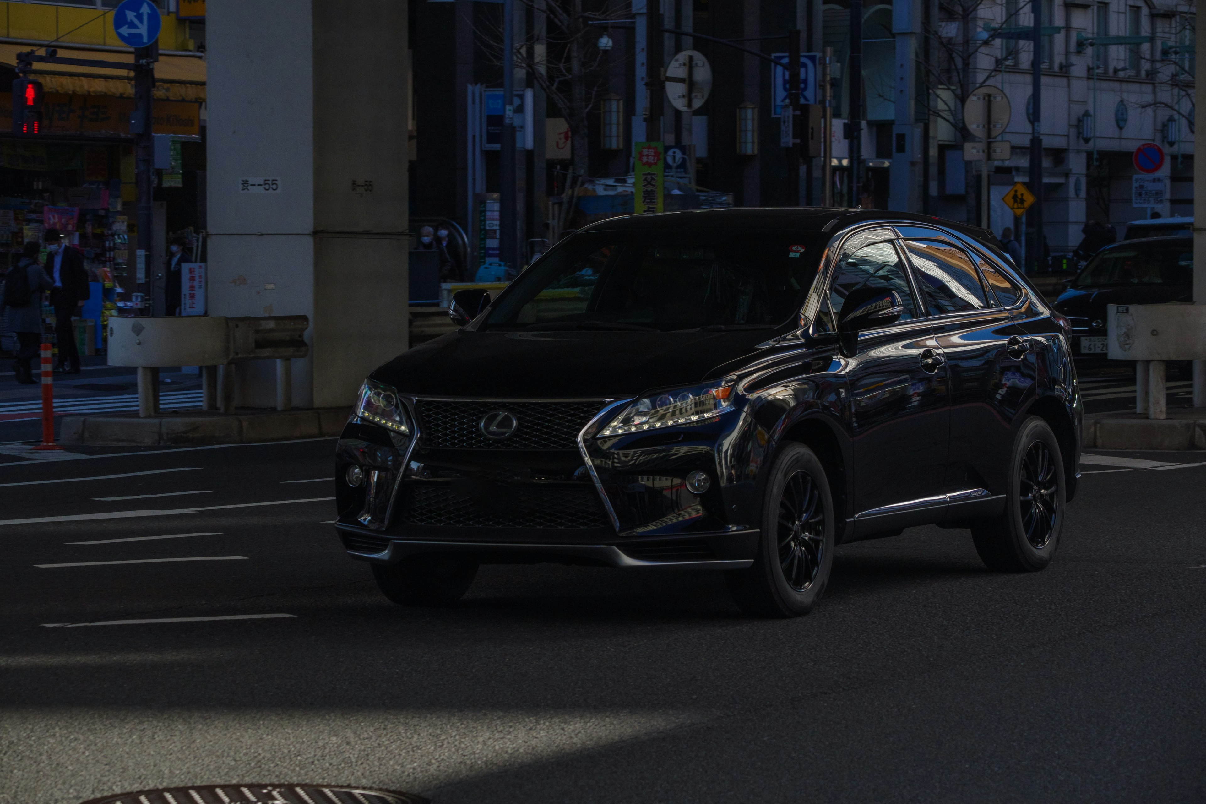 SUV สีดำกำลังขับผ่านสี่แยกในเมือง