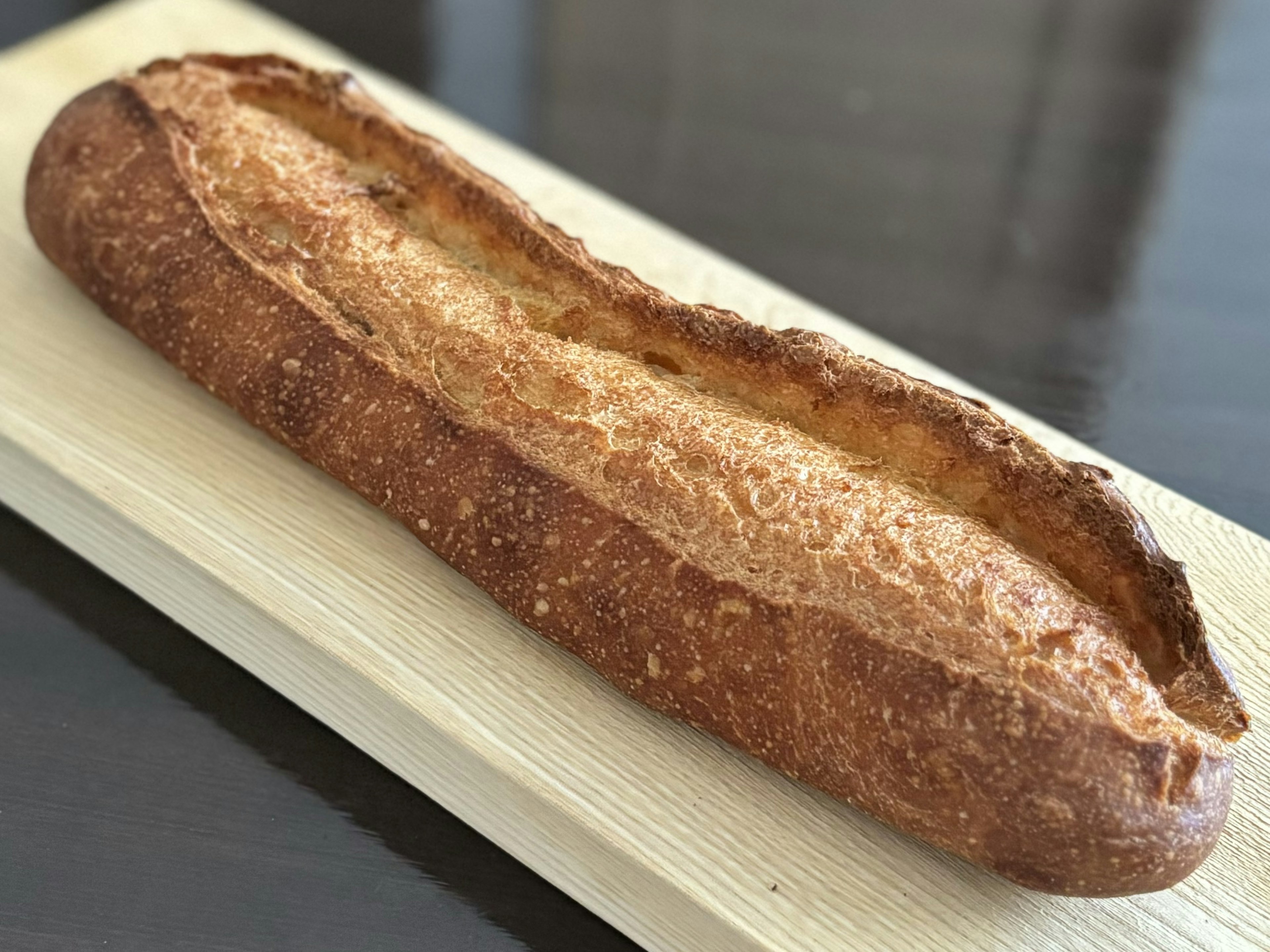 Baguette panjang yang diletakkan di atas papan kayu