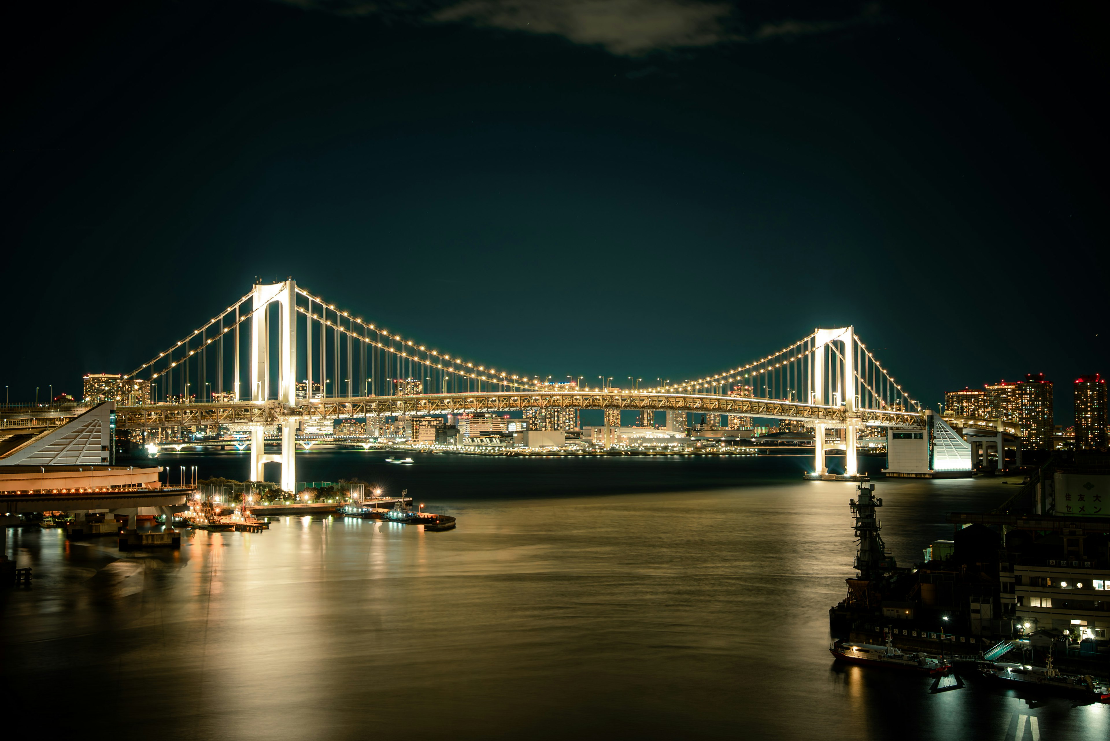 Nachtansicht der Rainbow Bridge und der beleuchteten Tokyo Bay