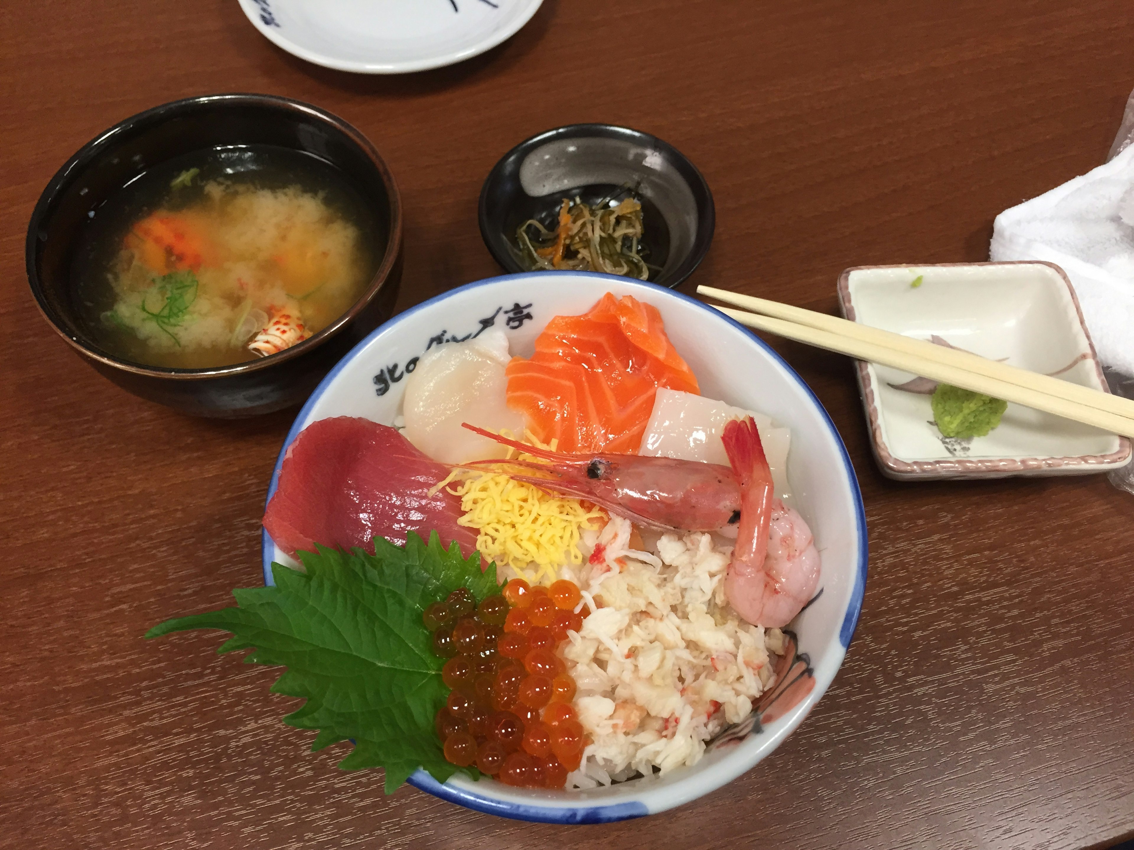 Leckere Meeresfrüchte-Schüssel mit Miso-Suppe