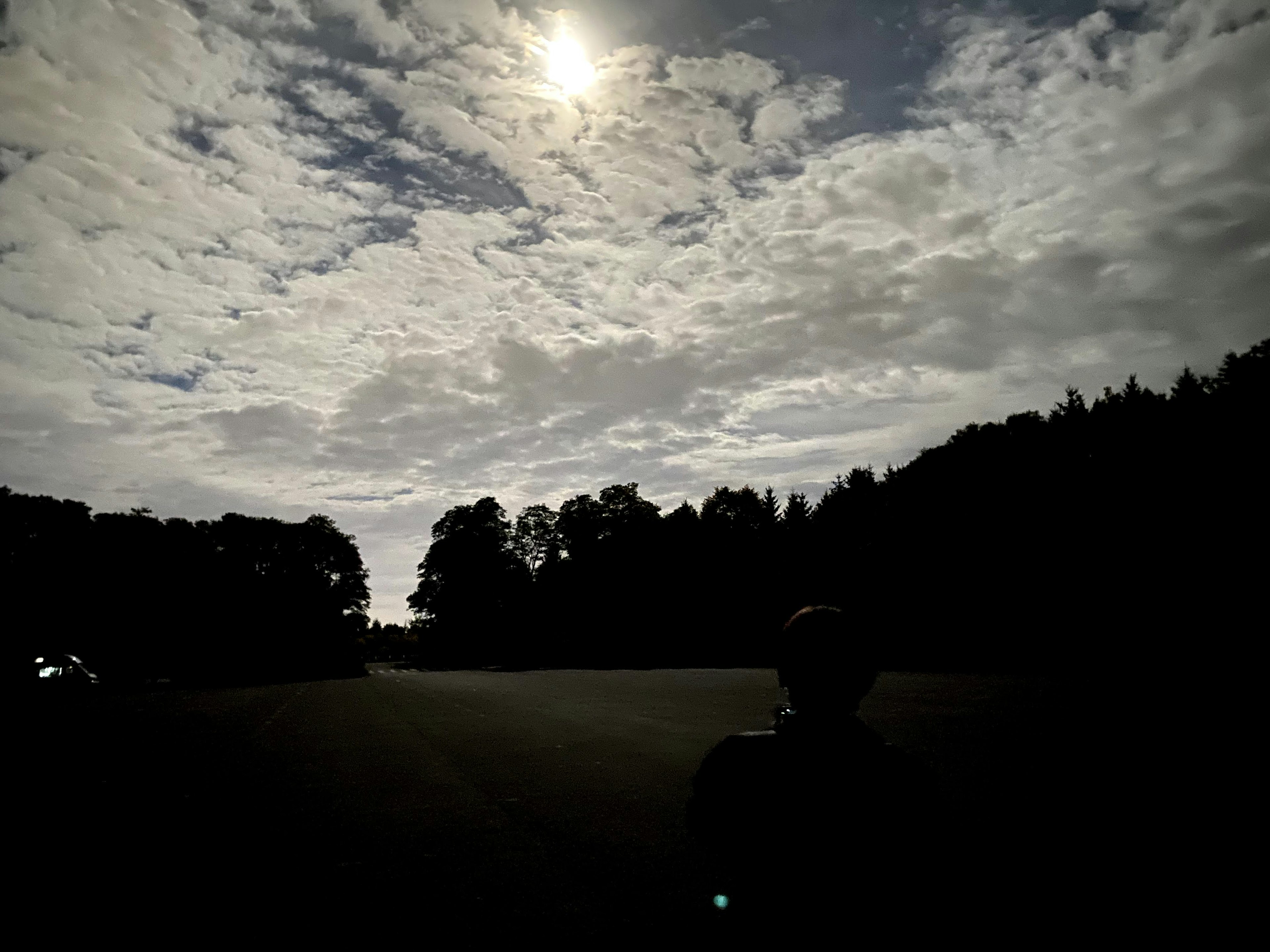 Silhouette mit hellem Mondlicht und ausgedehnten Wolken