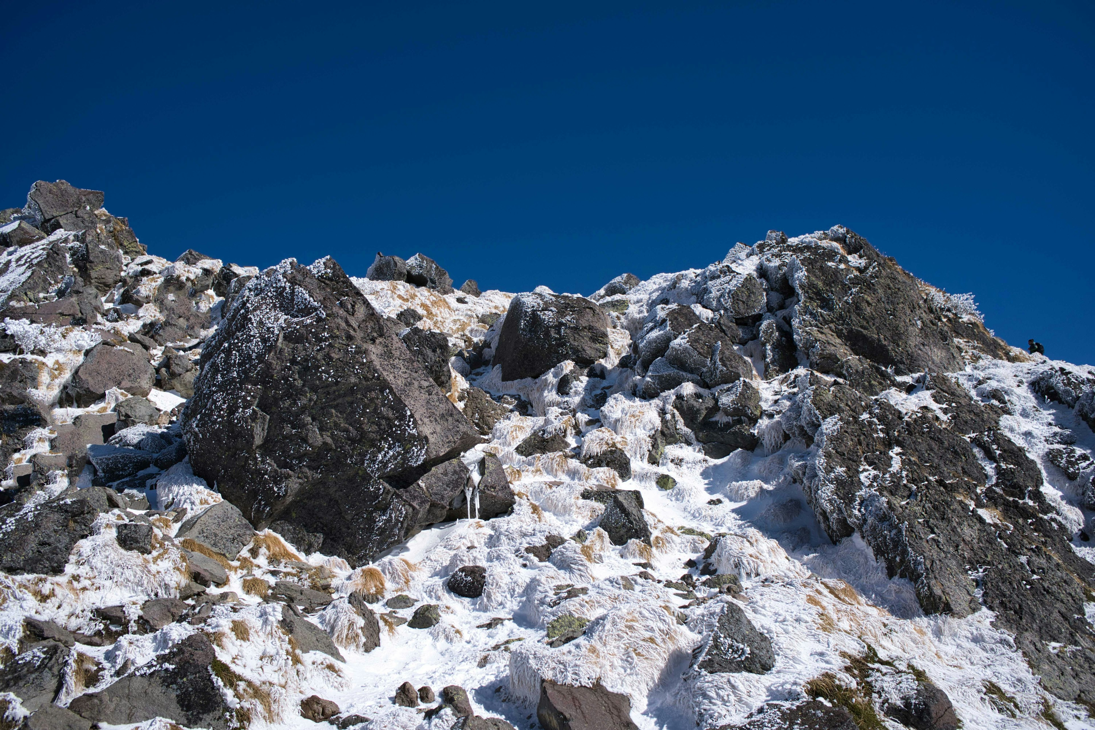 Rocce coperte di neve sotto un cielo blu