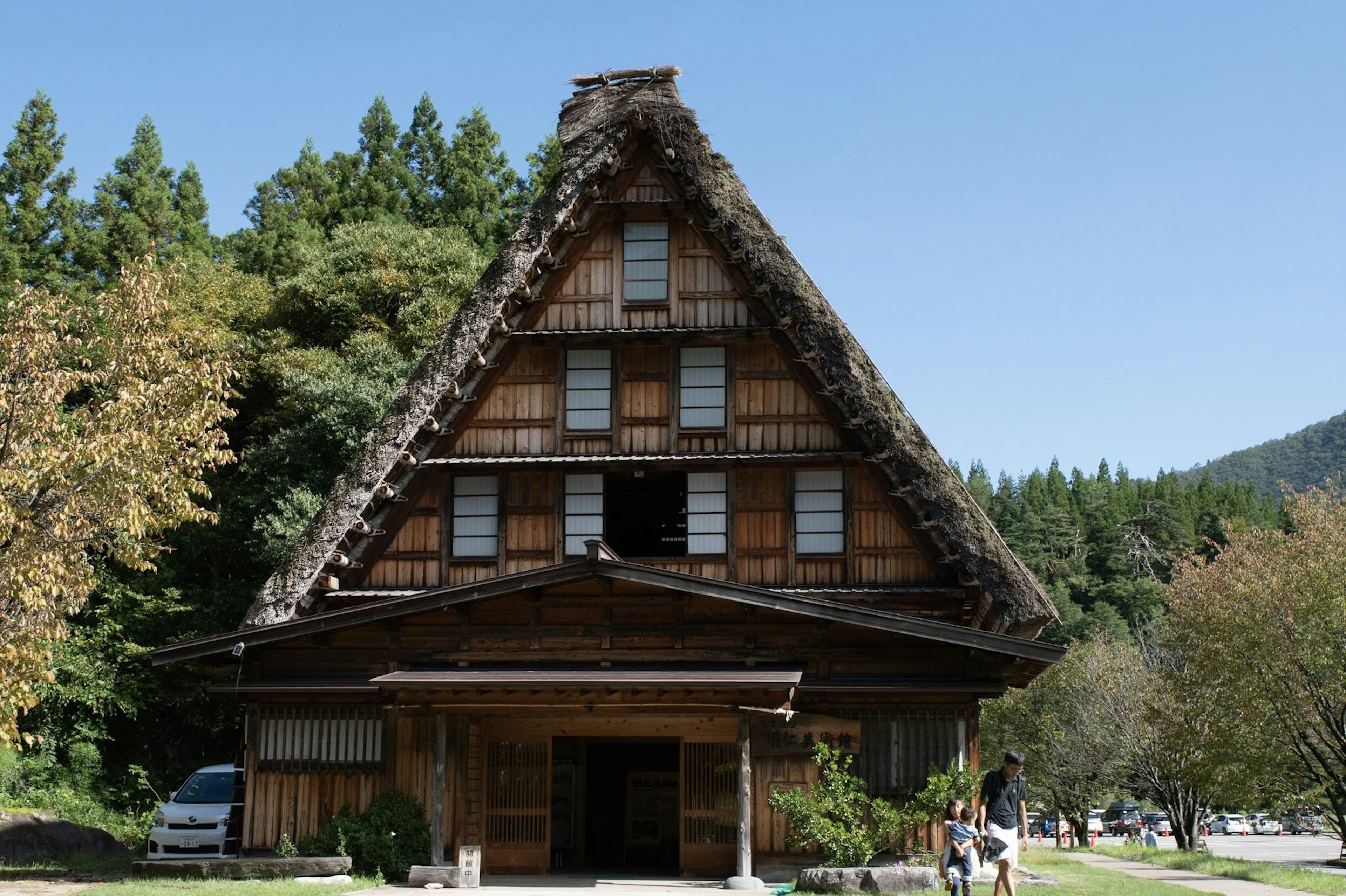 Rumah tradisional gassho-zukuri di bawah langit biru