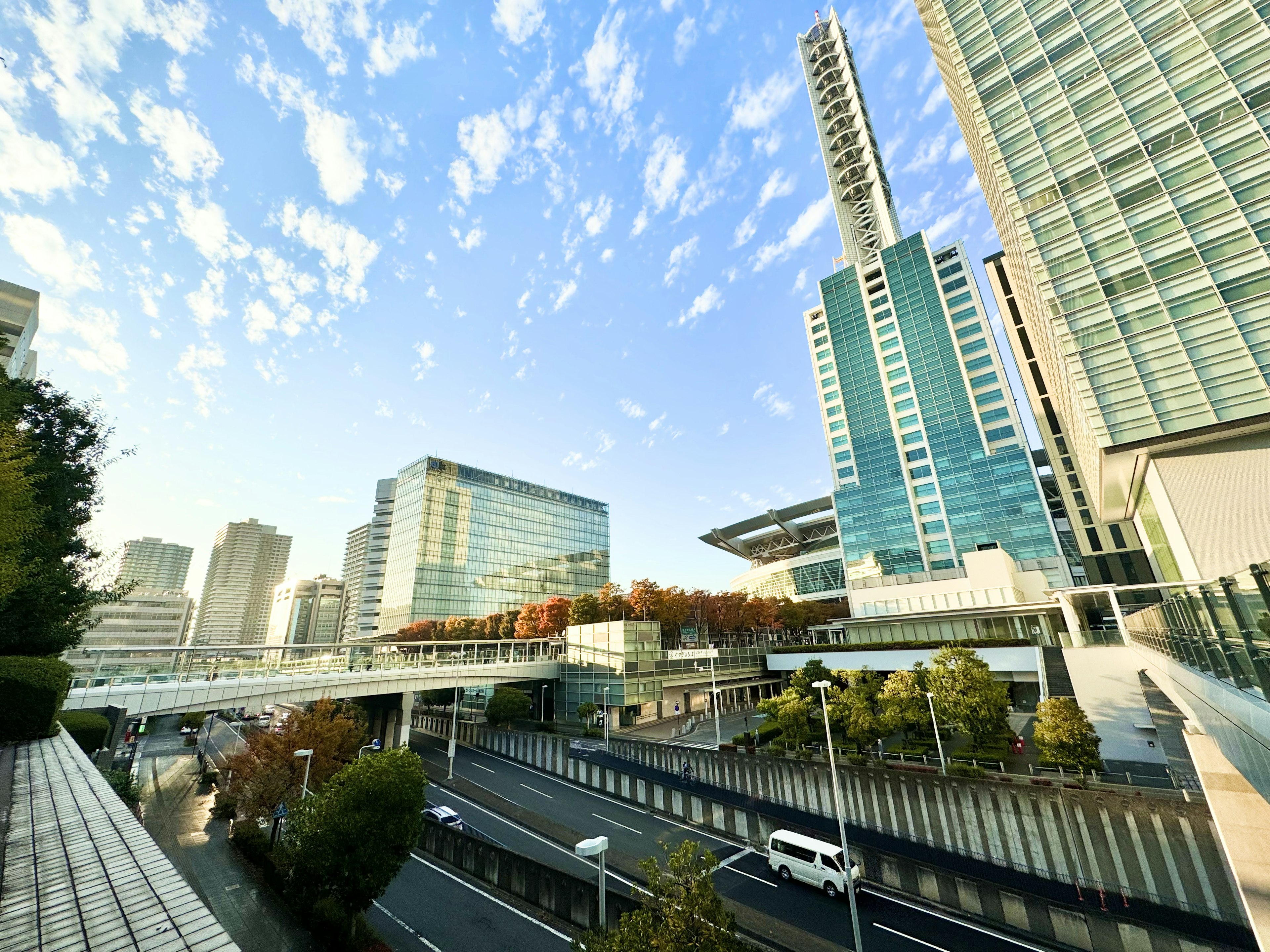 Paesaggio urbano moderno con grattacieli e cielo blu