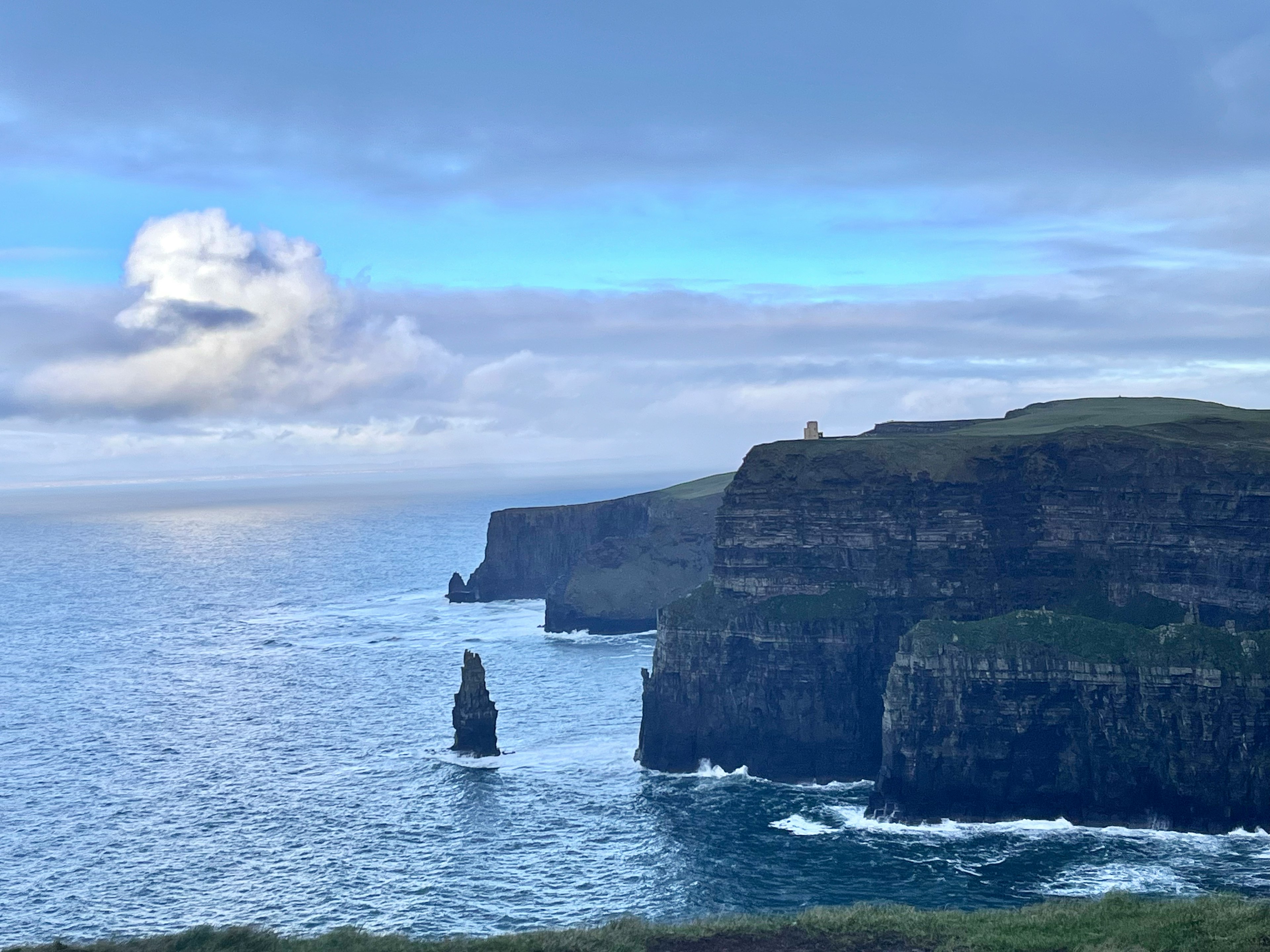 アイルランドのクリフ・オブ・モーherの海岸線の壮大な風景