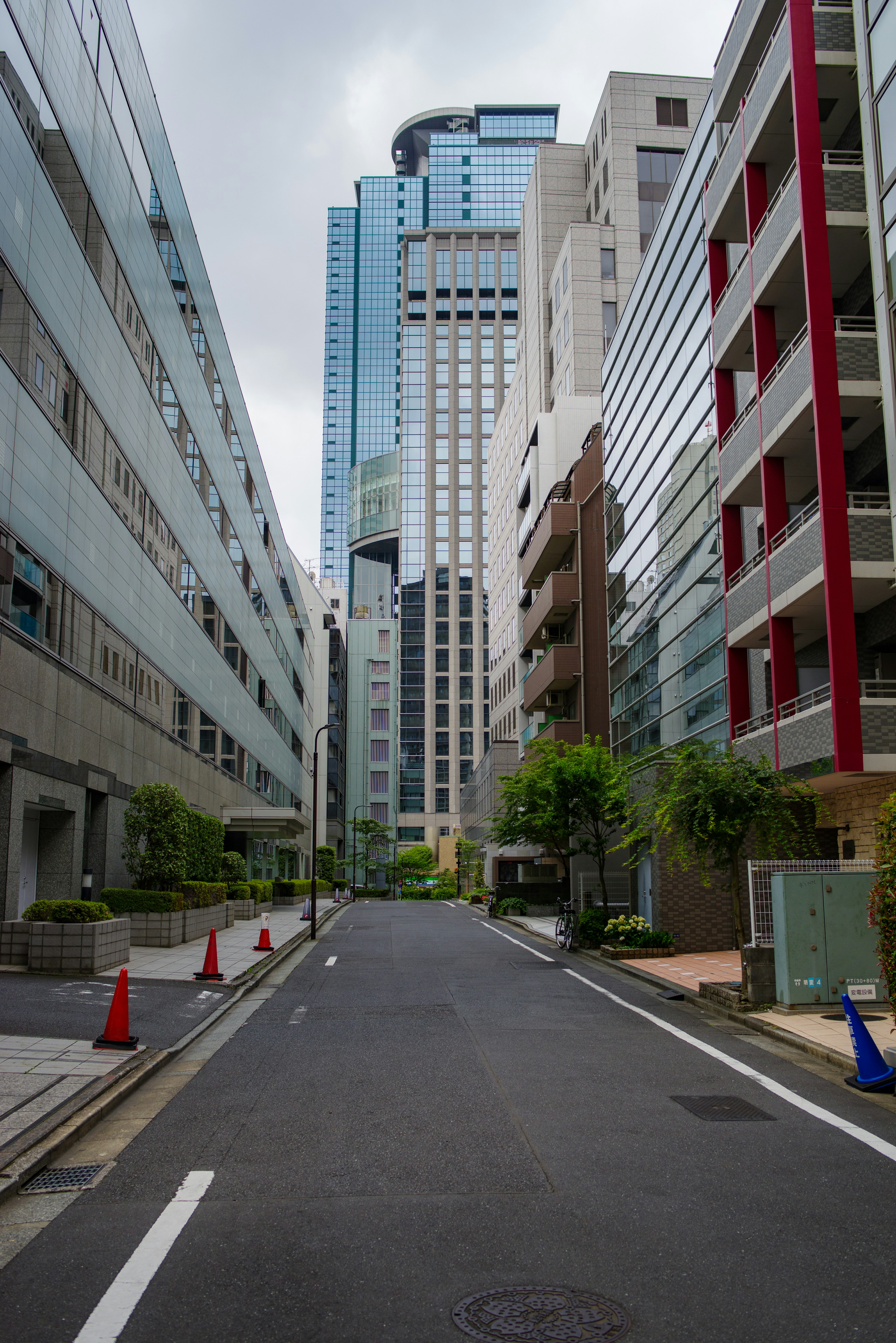 Scène de rue urbaine avec des grands bâtiments et de la verdure