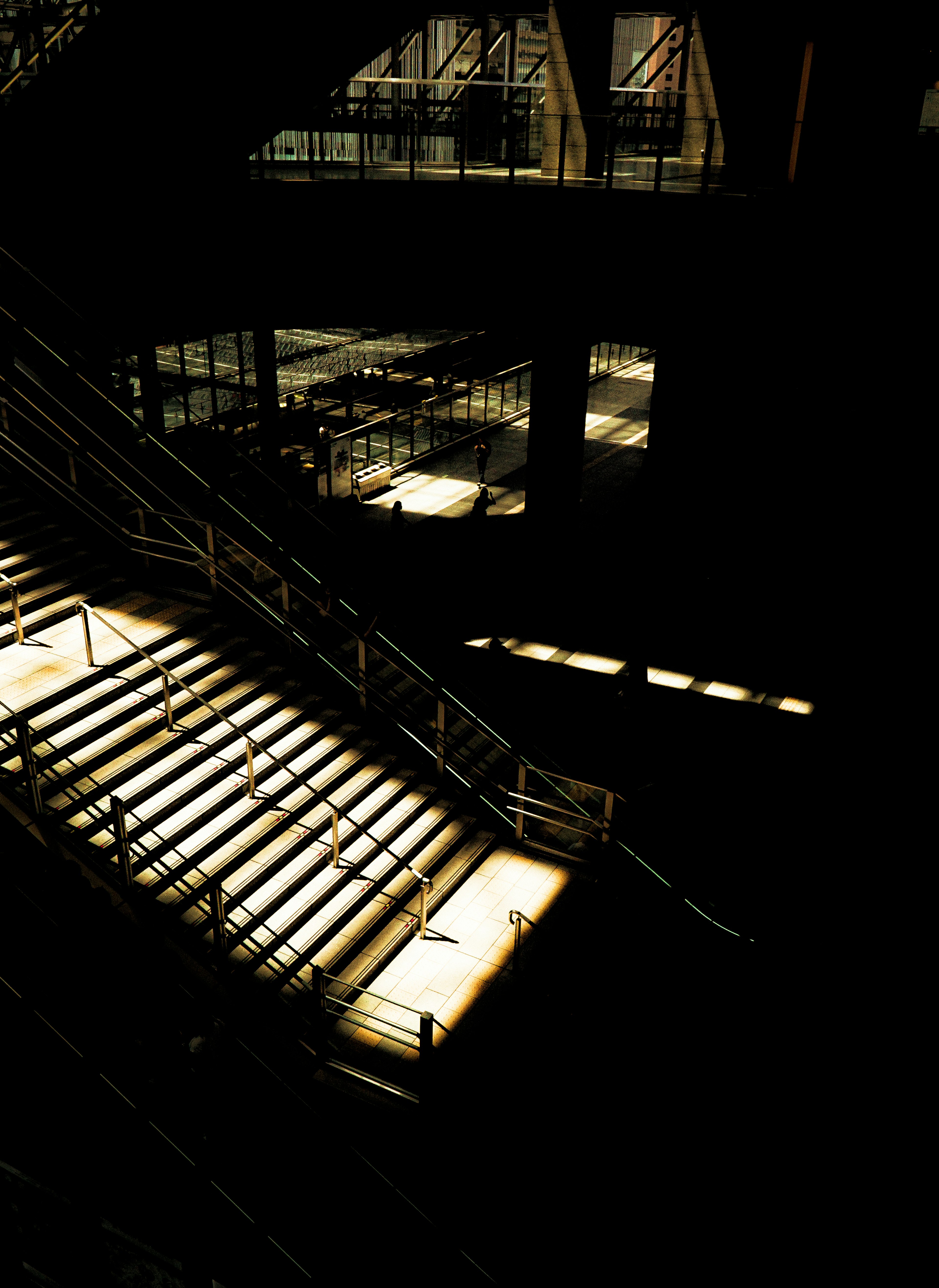 Intérieur d'un bâtiment avec des lumières d'escalier brillantes sur fond sombre