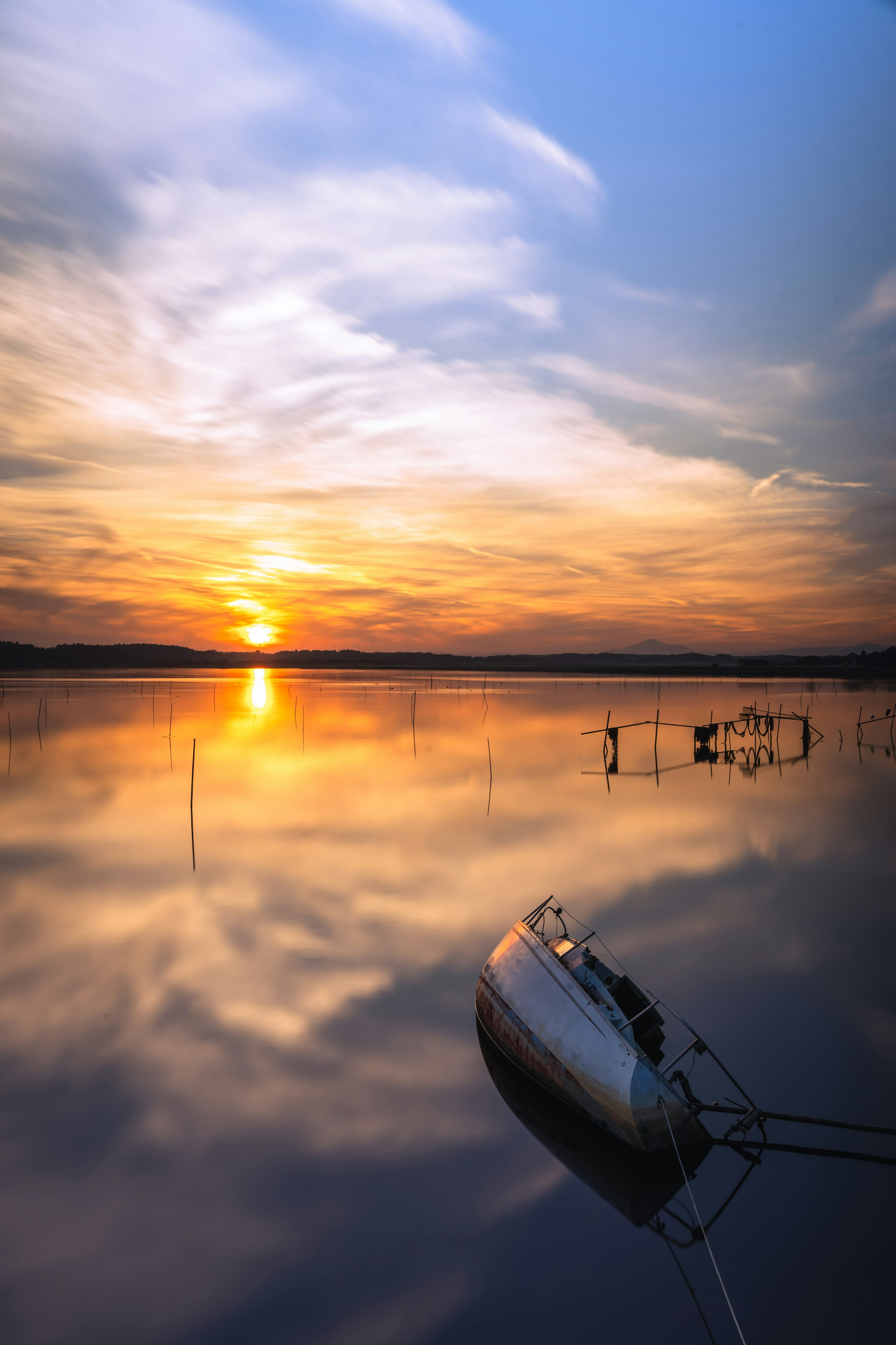 夕陽下漂浮在湖面的白色船隻