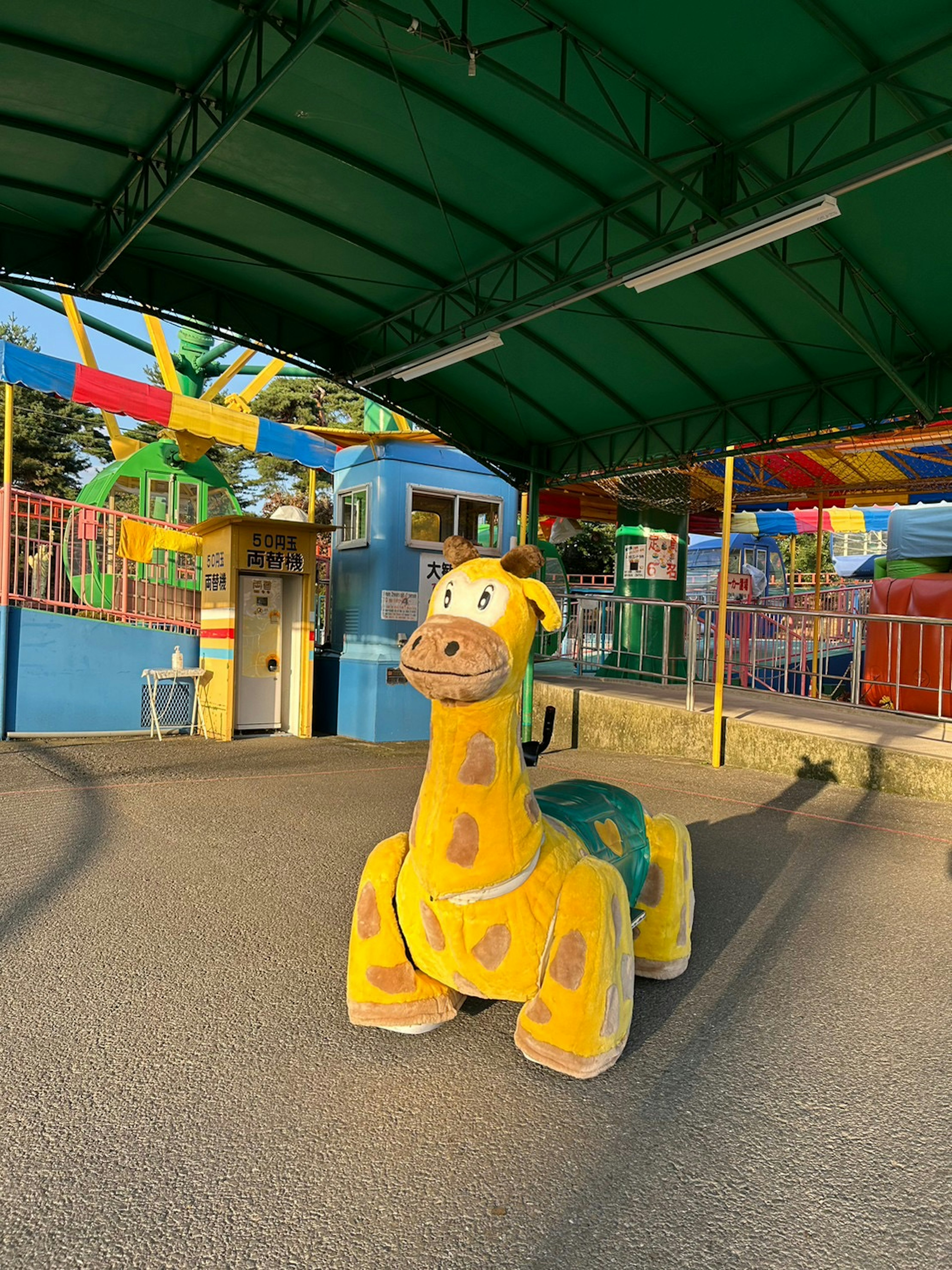 Montura de juego en forma de dinosaurio amarillo frente a un fondo colorido