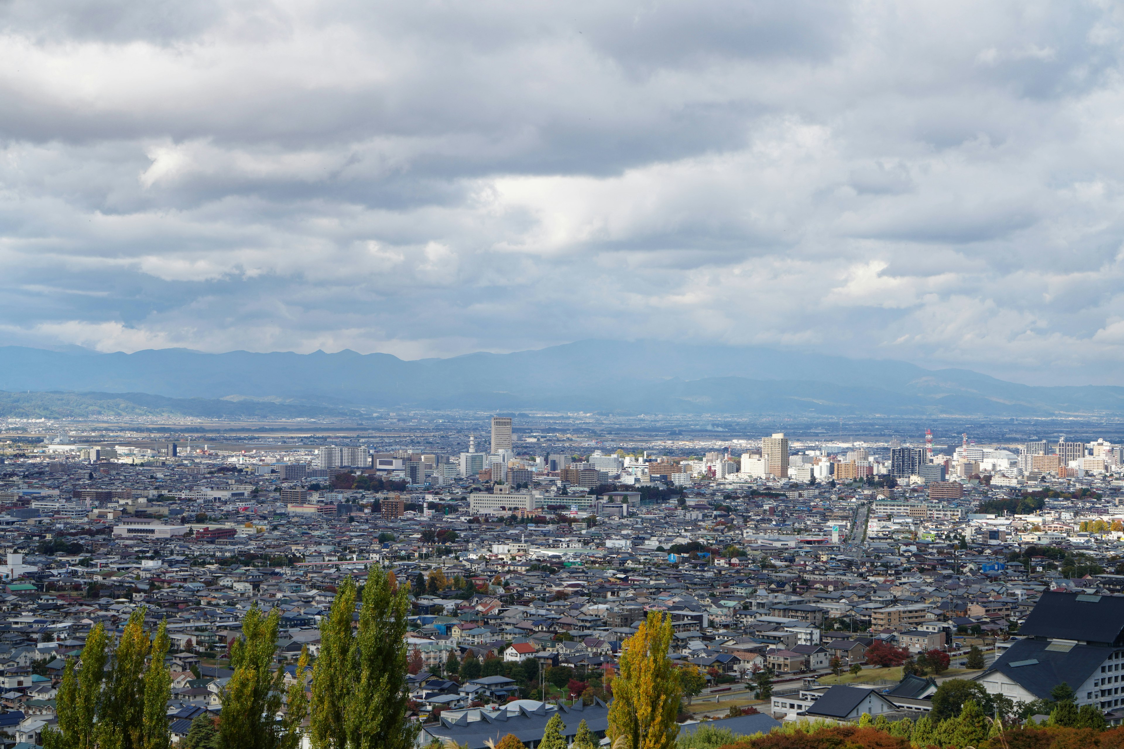 Panoramablick auf eine Stadt unter einem blauen Himmel mit Wolken