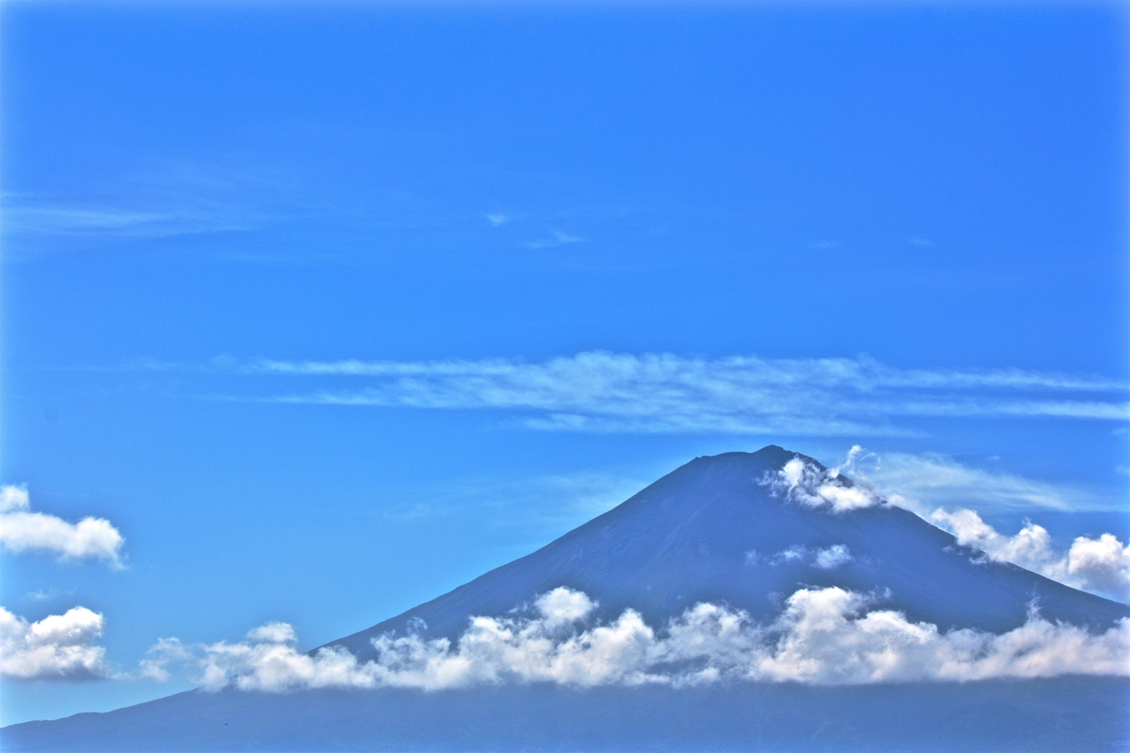 Montée sous un ciel bleu clair avec des nuages