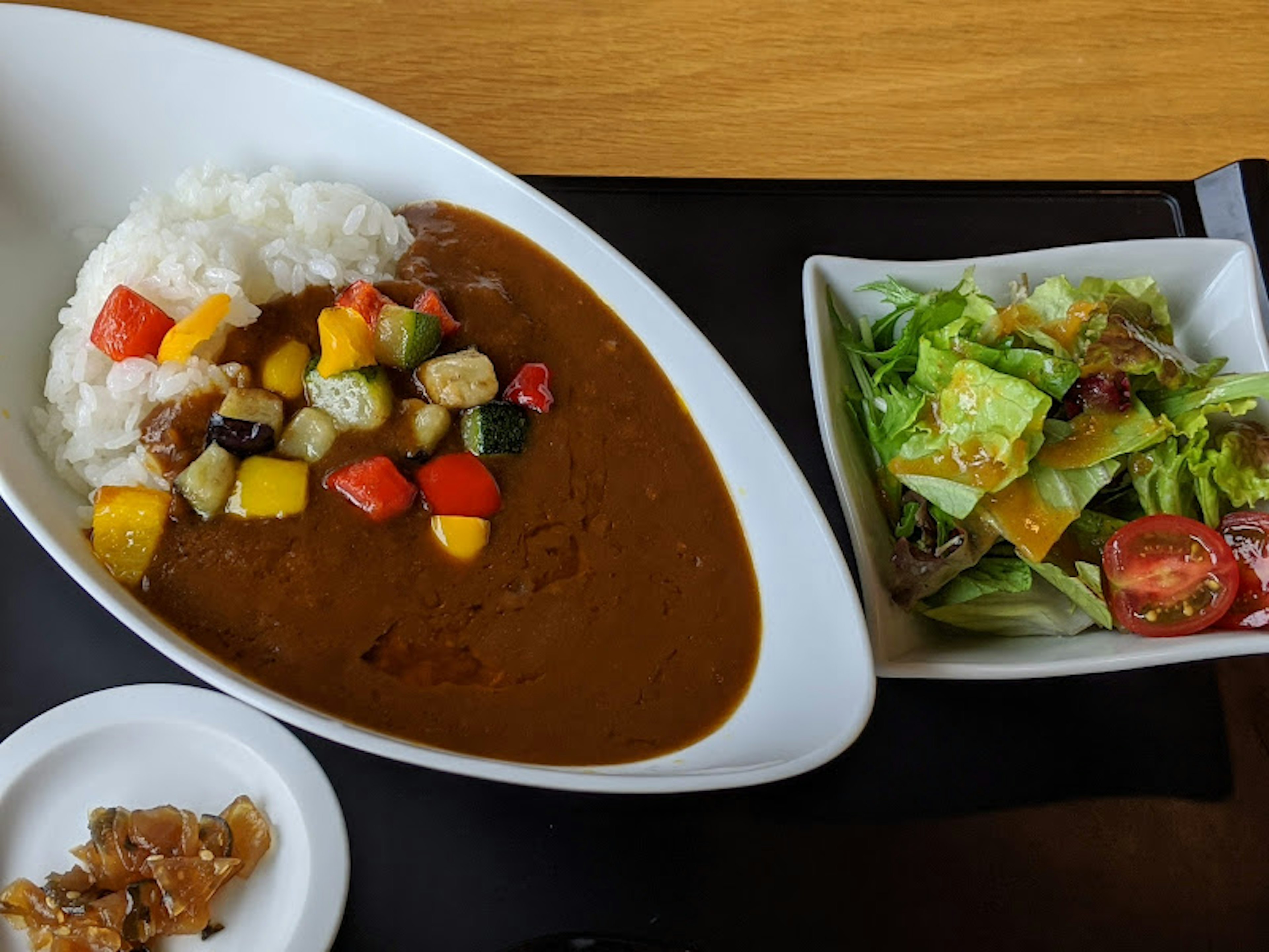 Nasi kari yang lezat dengan sayuran campuran dan salad segar