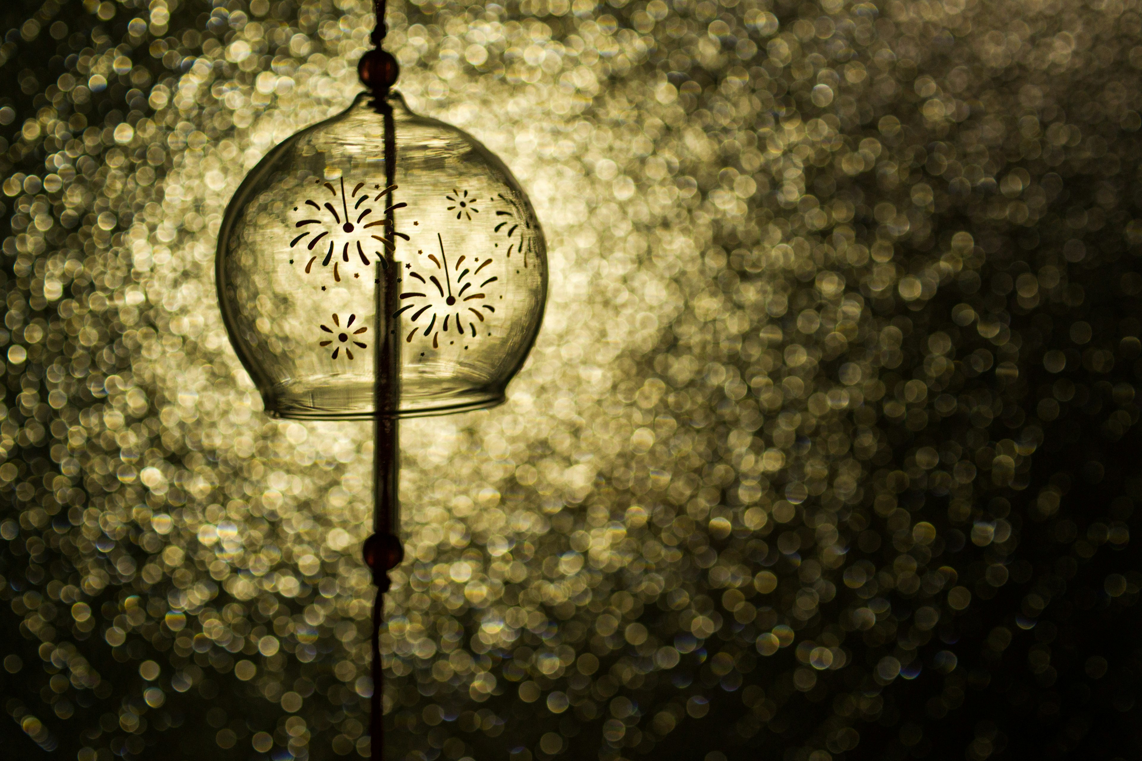 Hermosa campana de vidrio iluminada con un fondo dorado