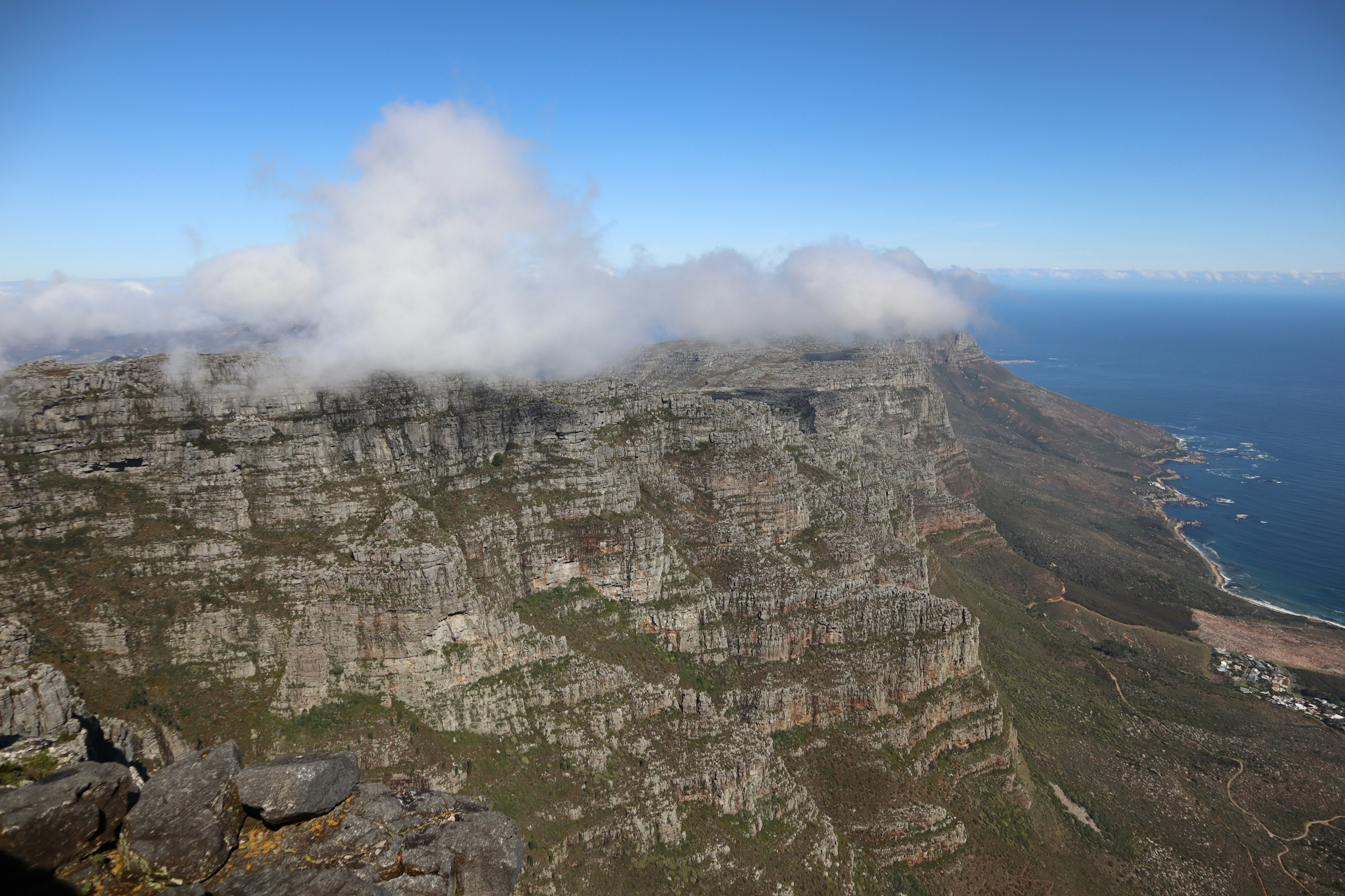 Vue panoramique de la Montagne de la Table avec des nuages