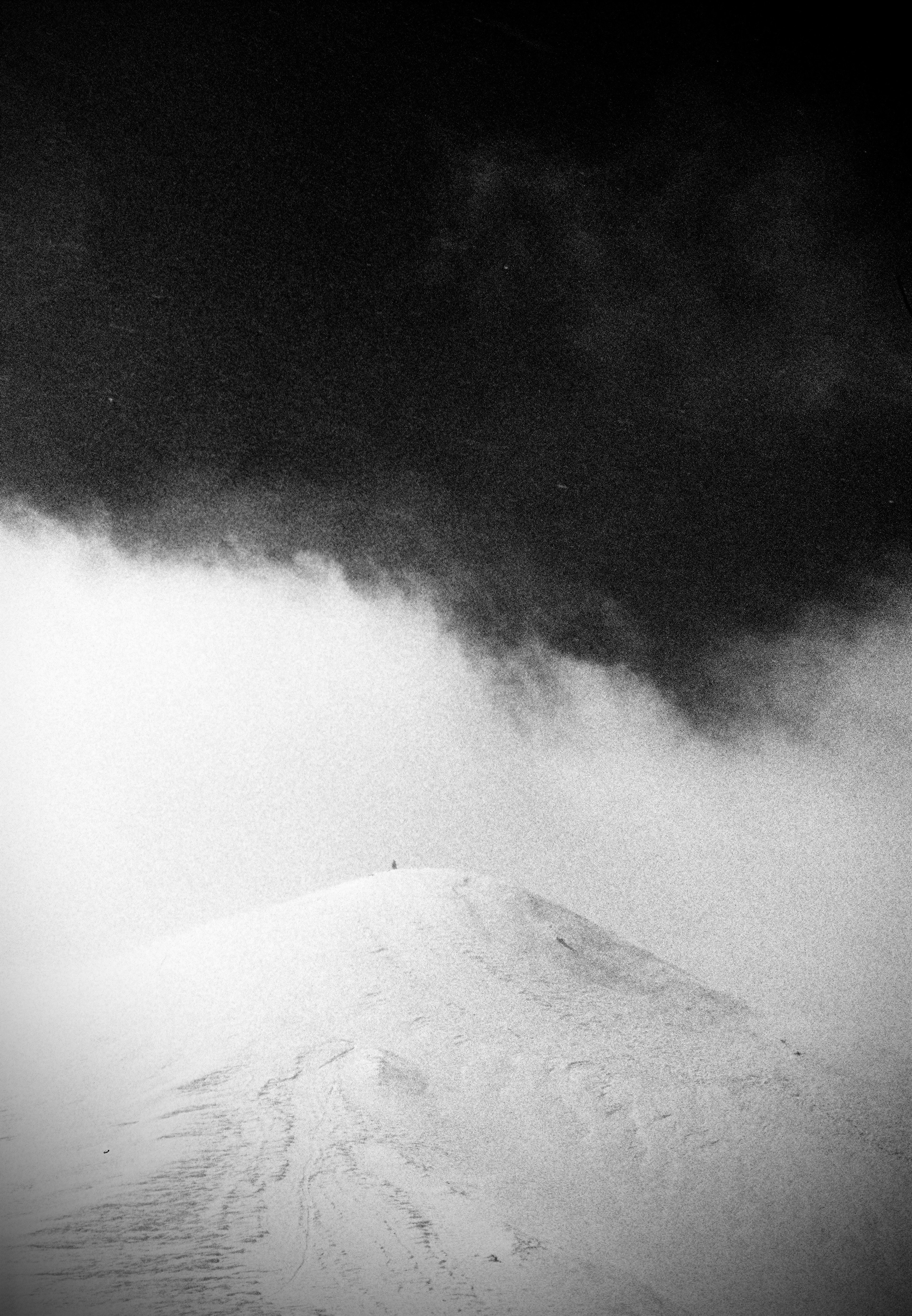 Mont enneigé avec des nuages sombres au-dessus