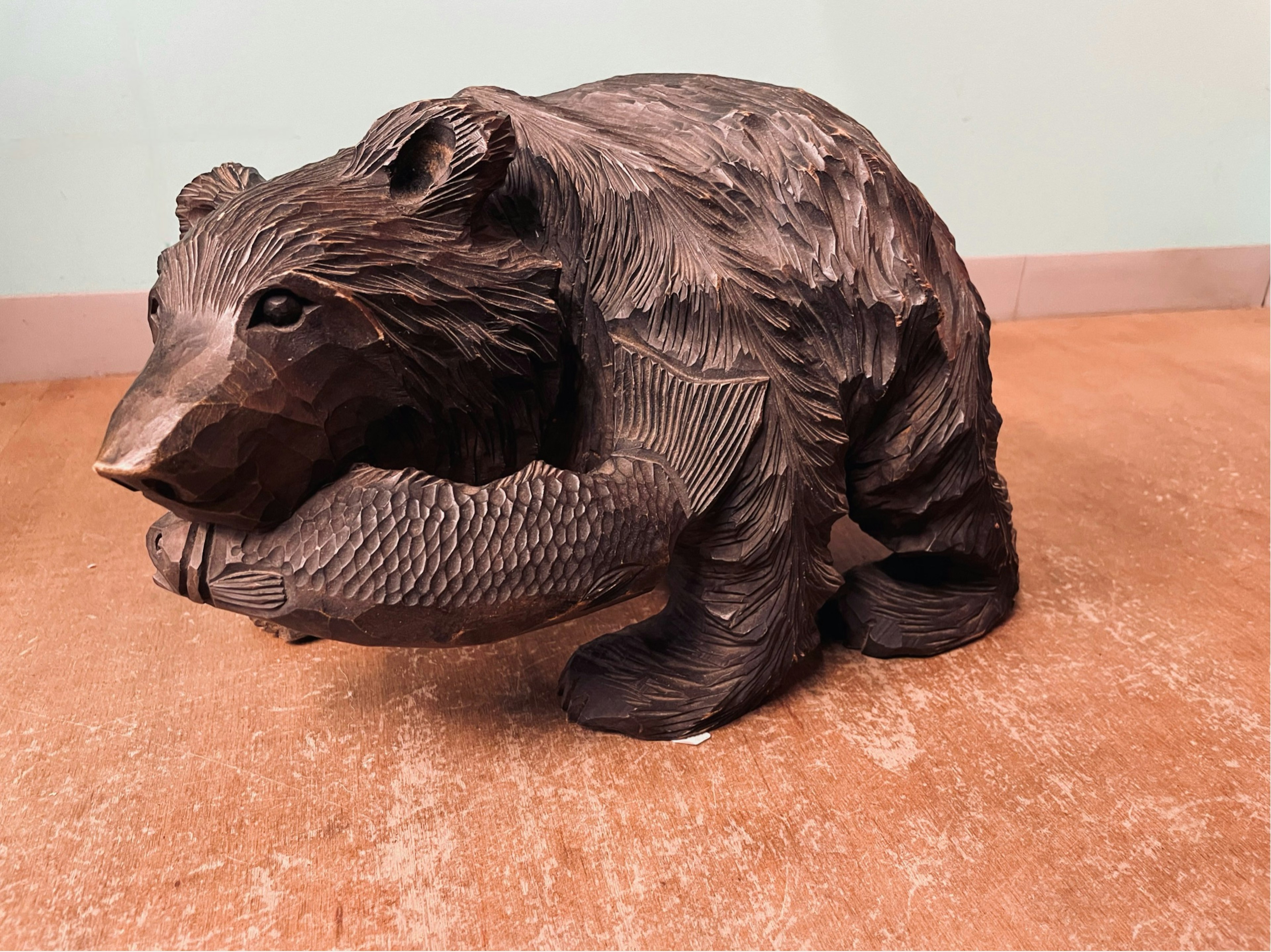 Sculpture en bois d'un ours tenant un poisson