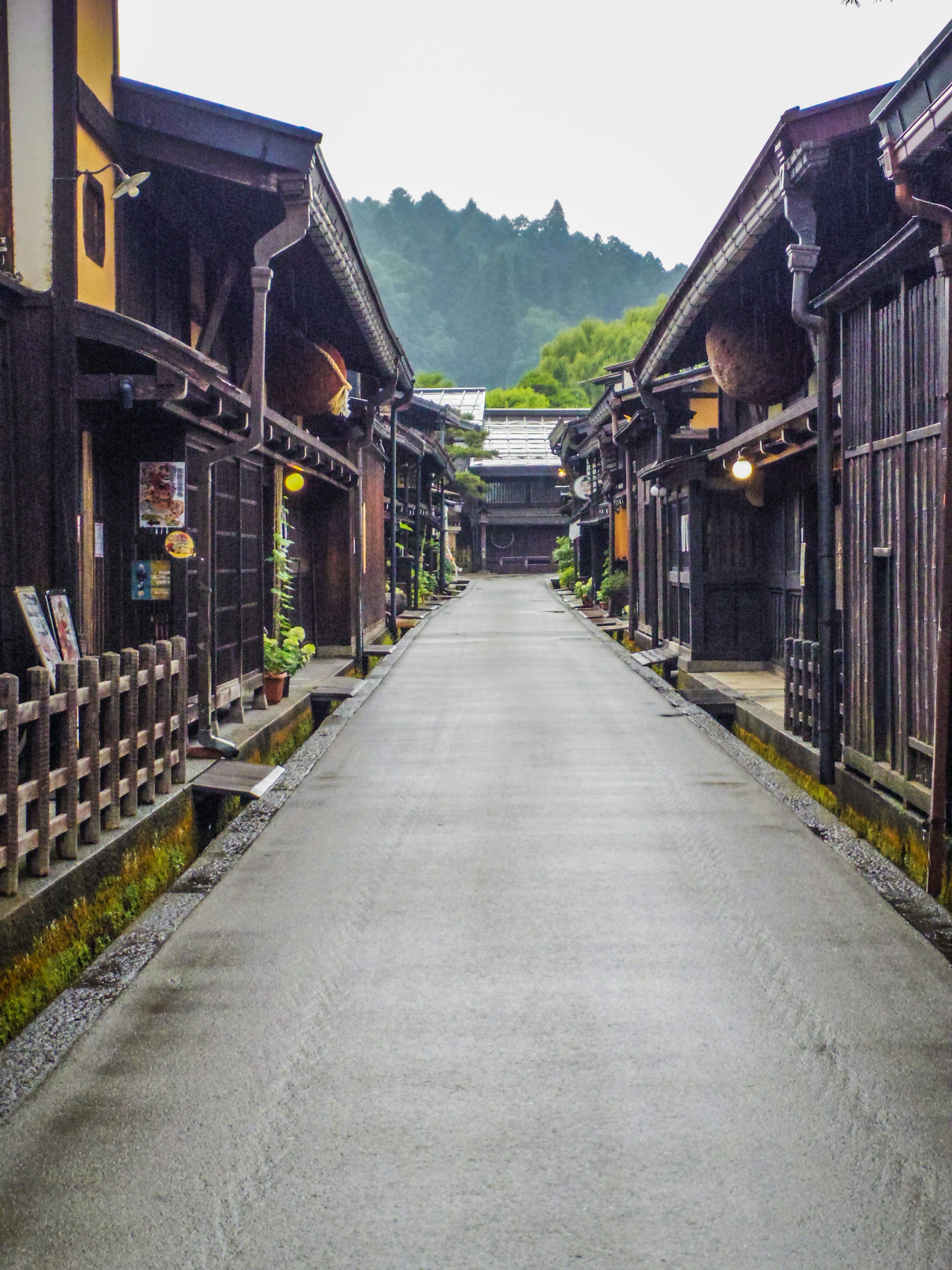 Jalan tenang di kota tradisional Jepang dengan bangunan kayu