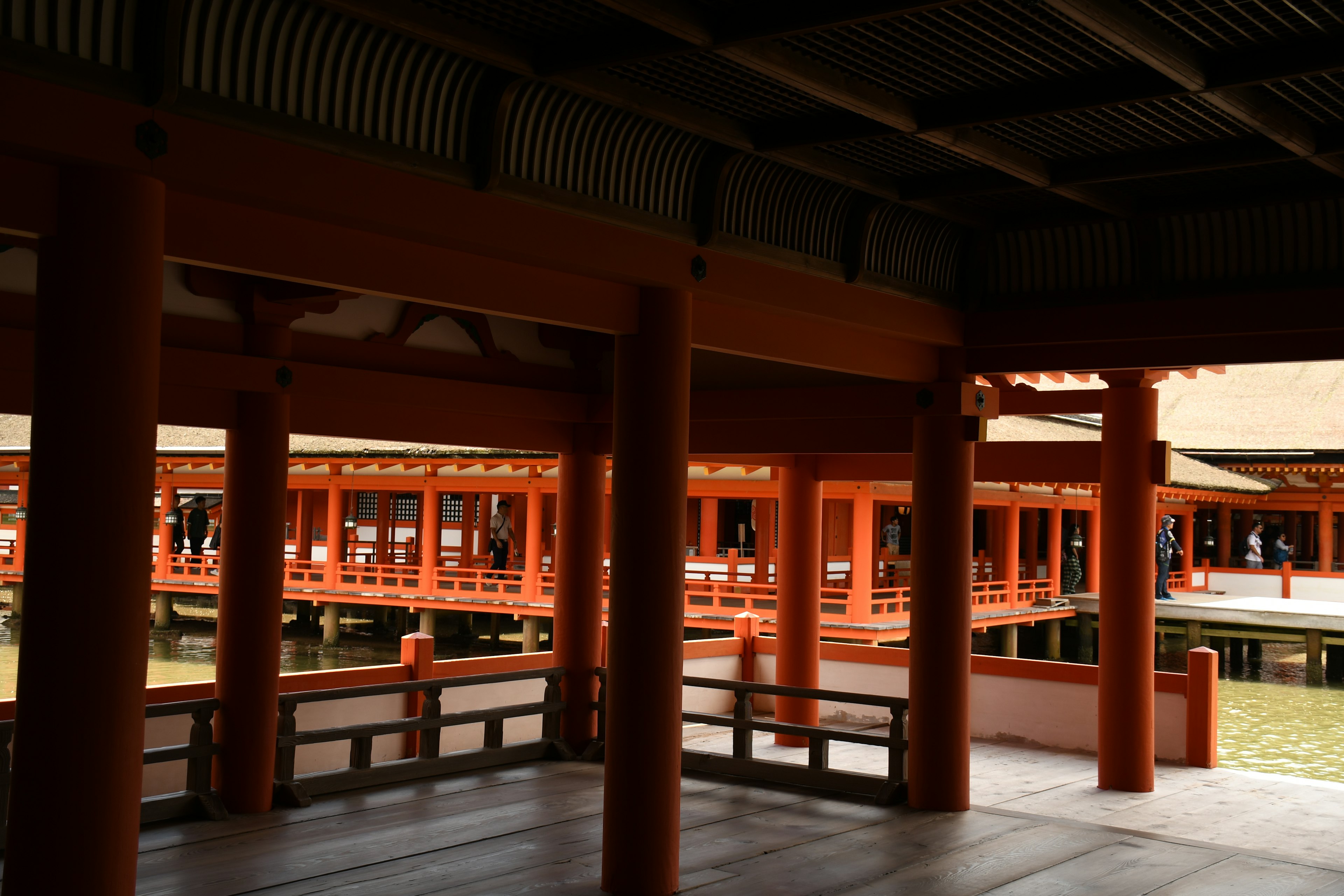 Interior de un edificio japonés tradicional con columnas rojas