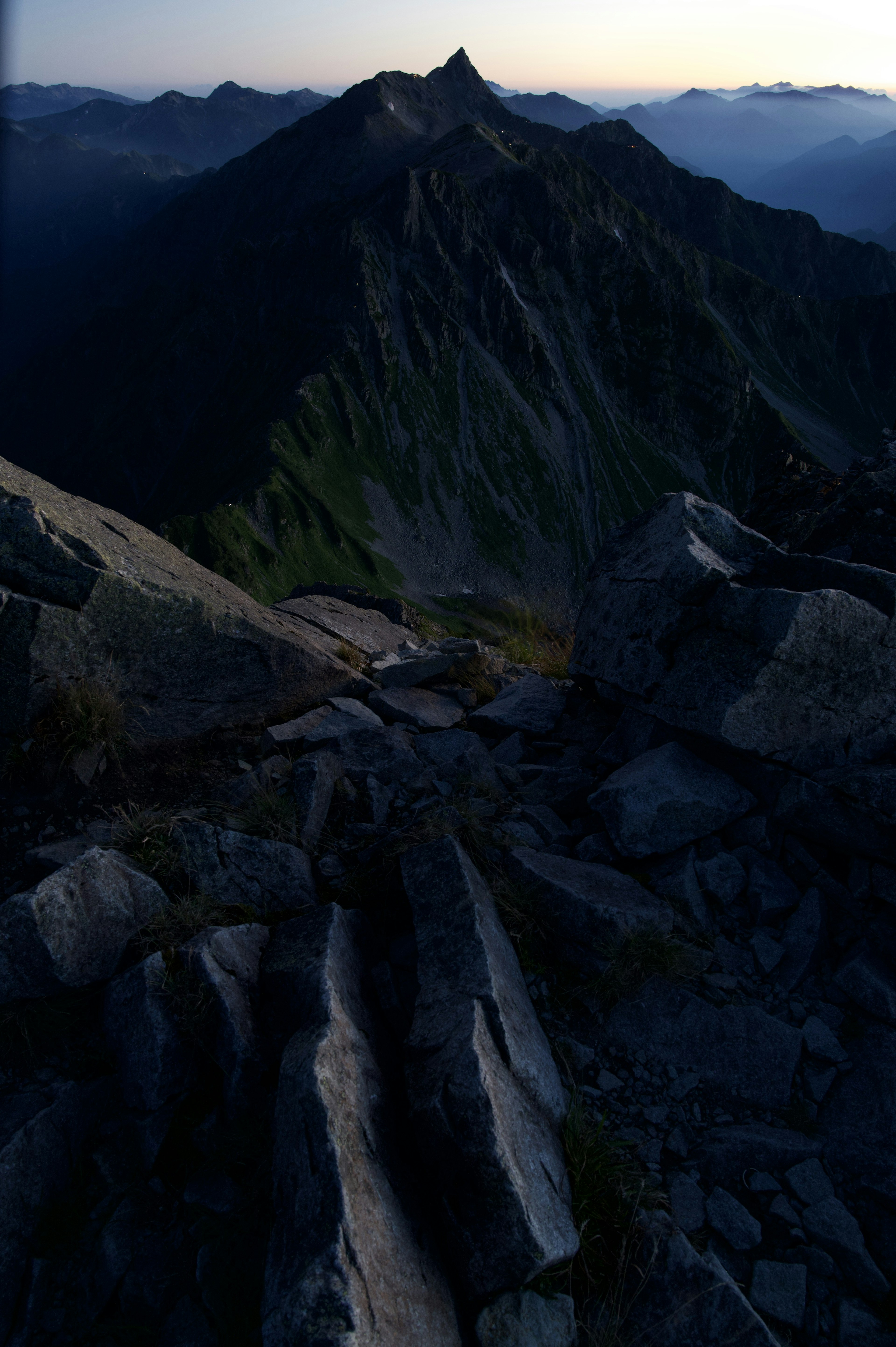 Berggipfel und felsige Landschaft im Zwielicht beleuchtet