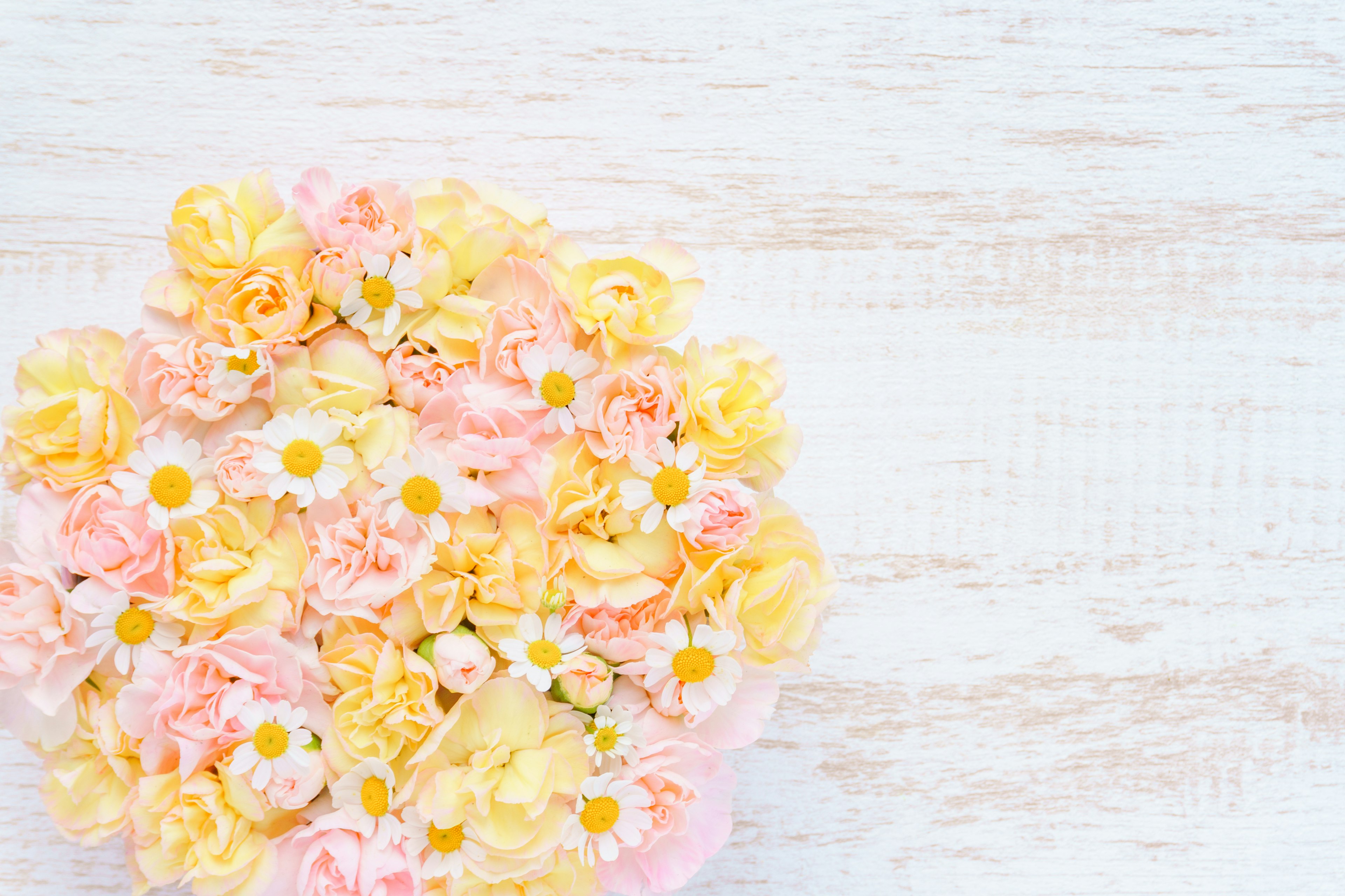 Bouquet indah bunga pink dan kuning di permukaan kayu