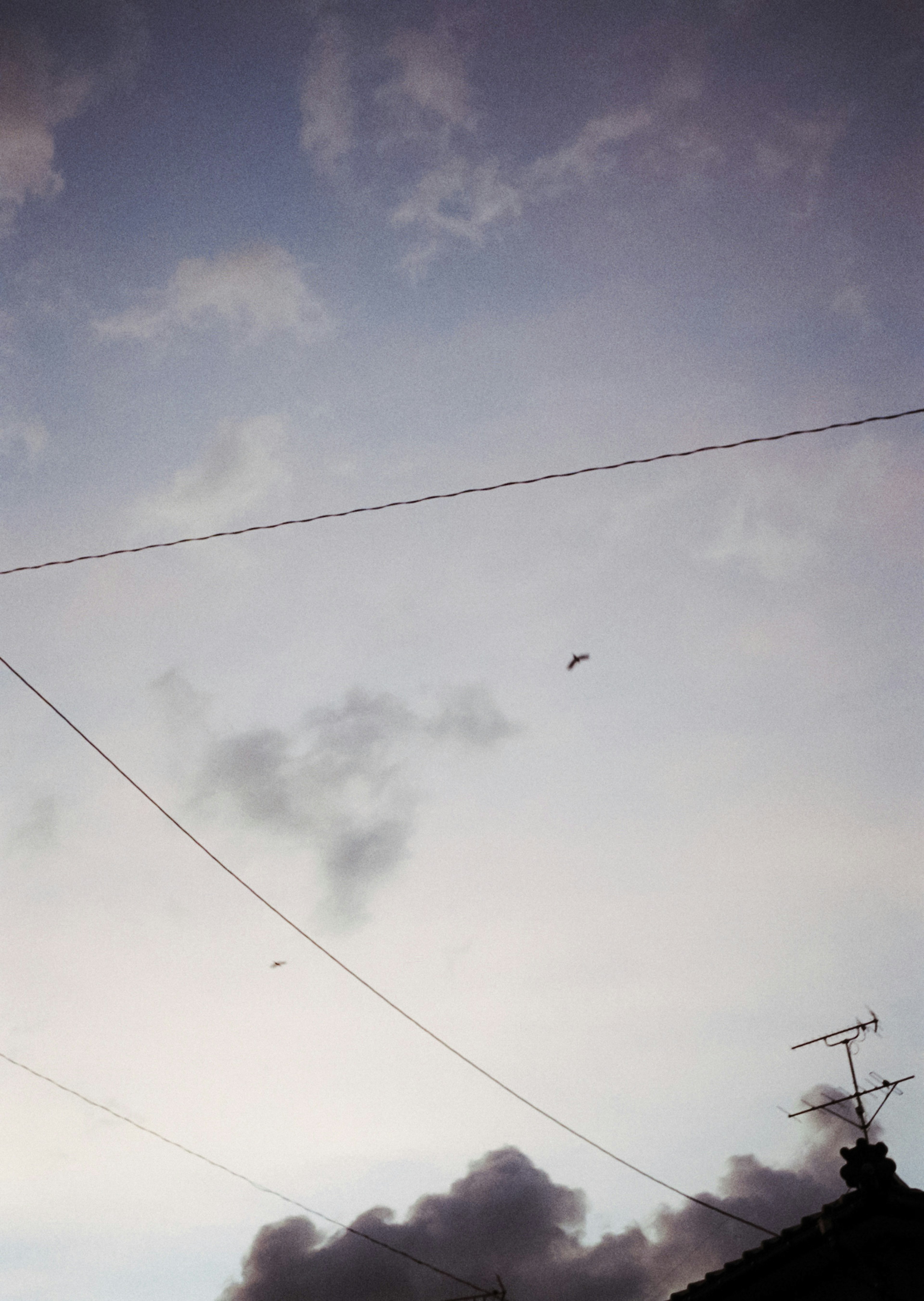 Pemandangan dengan awan di langit dan kabel listrik