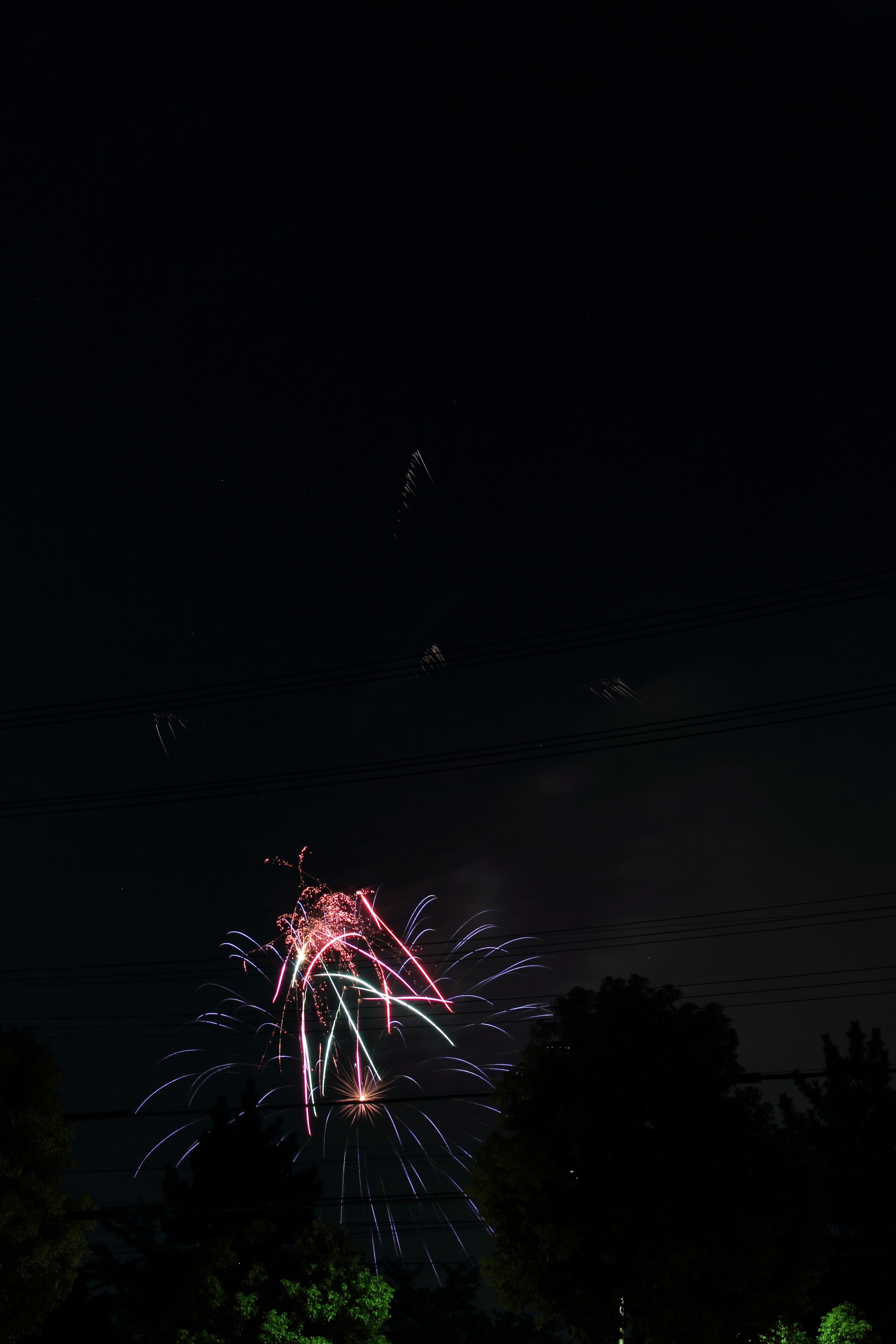 Des feux d'artifice colorés éclatant dans le ciel nocturne