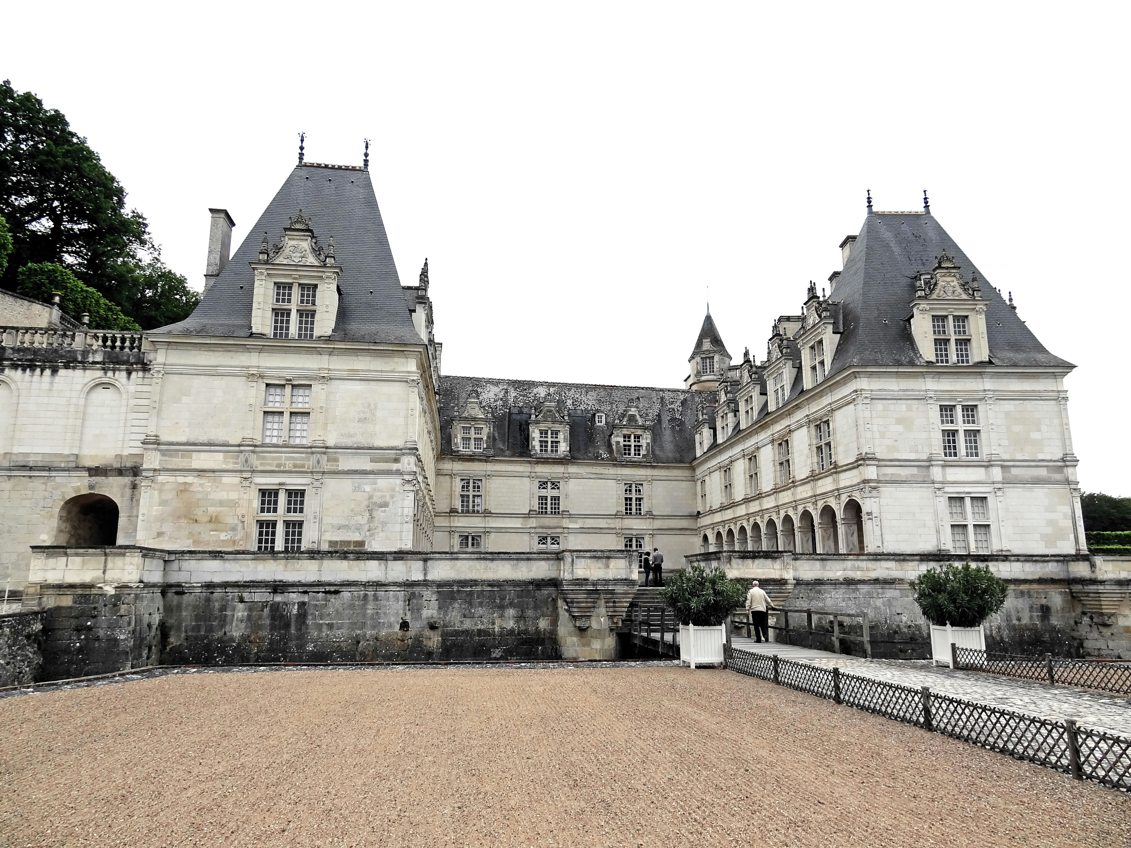 Tampilan luar Château de Chaumont dan tamannya