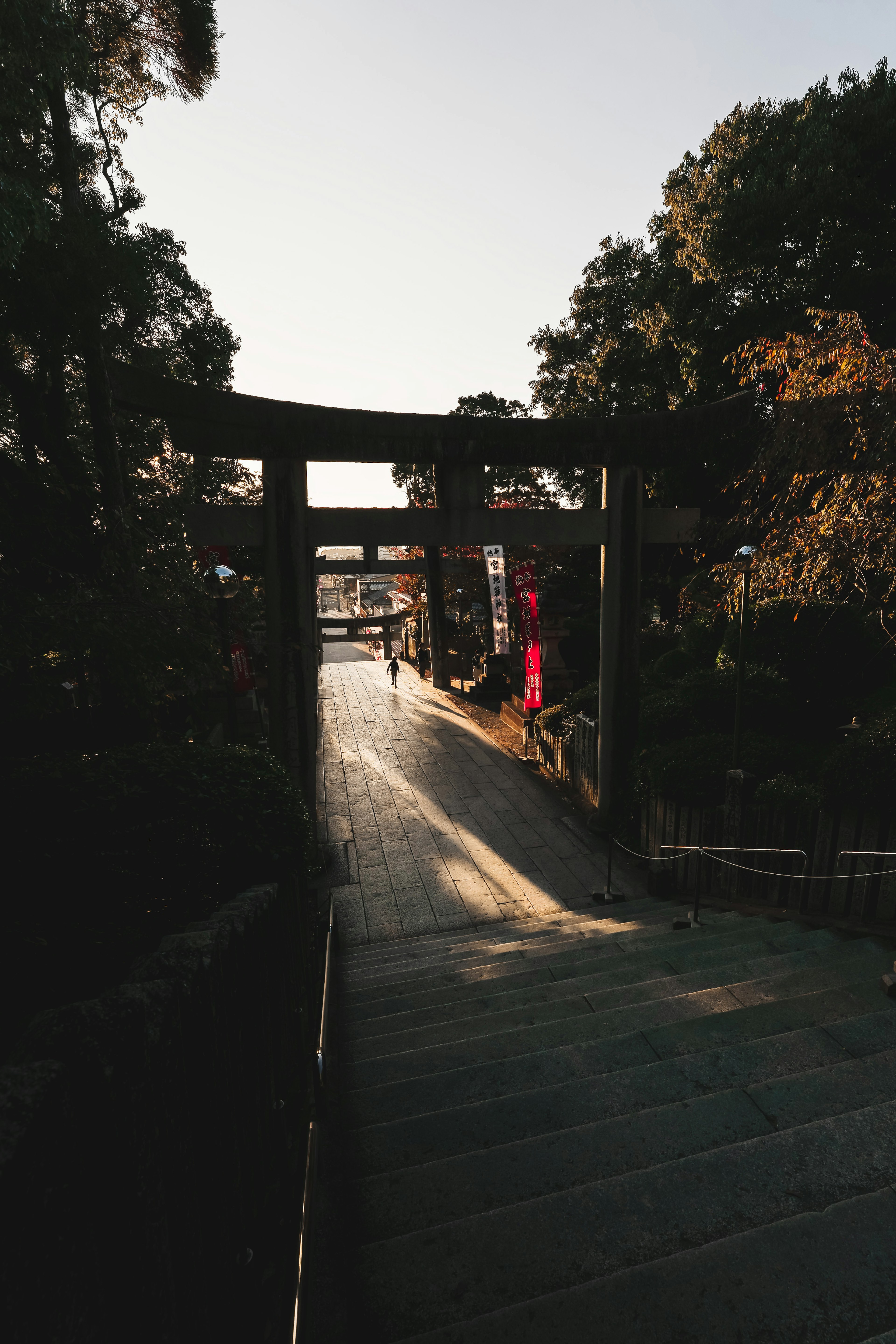 Pintu masuk ke kuil dengan gerbang torii kayu dan tangga batu