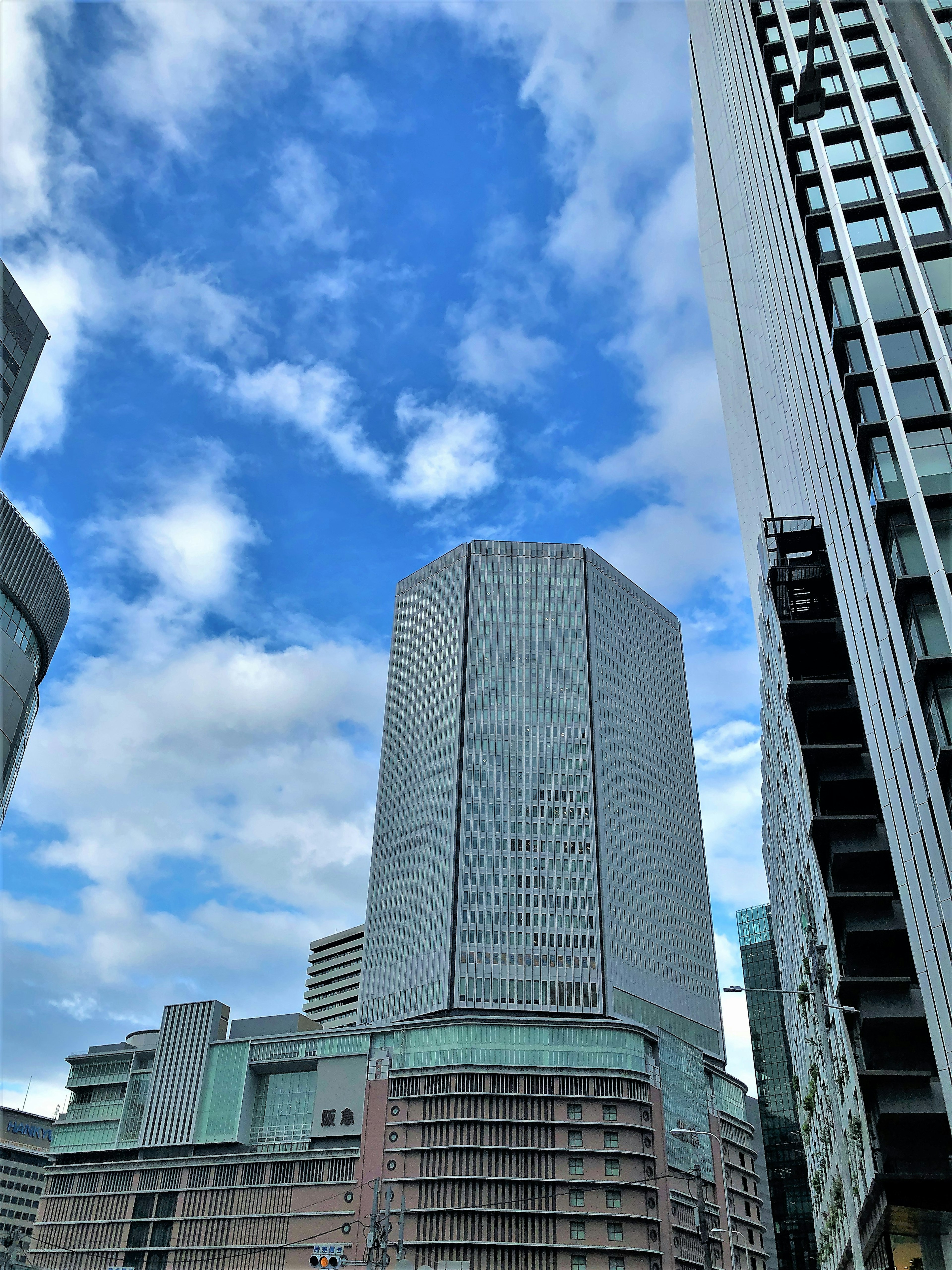 Pemandangan gedung pencakar langit dengan langit biru