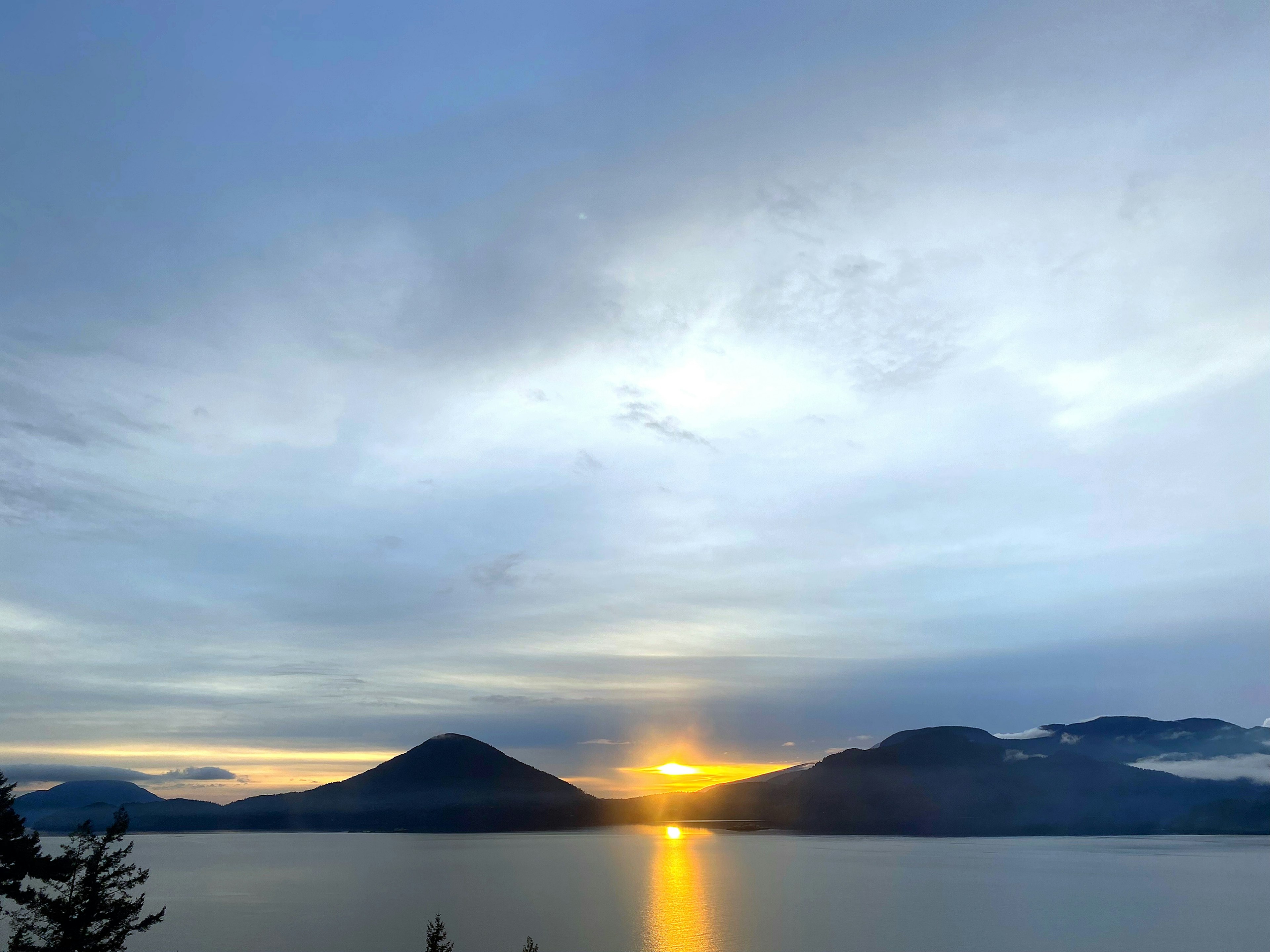 Splendido tramonto su un lago con montagne circostanti