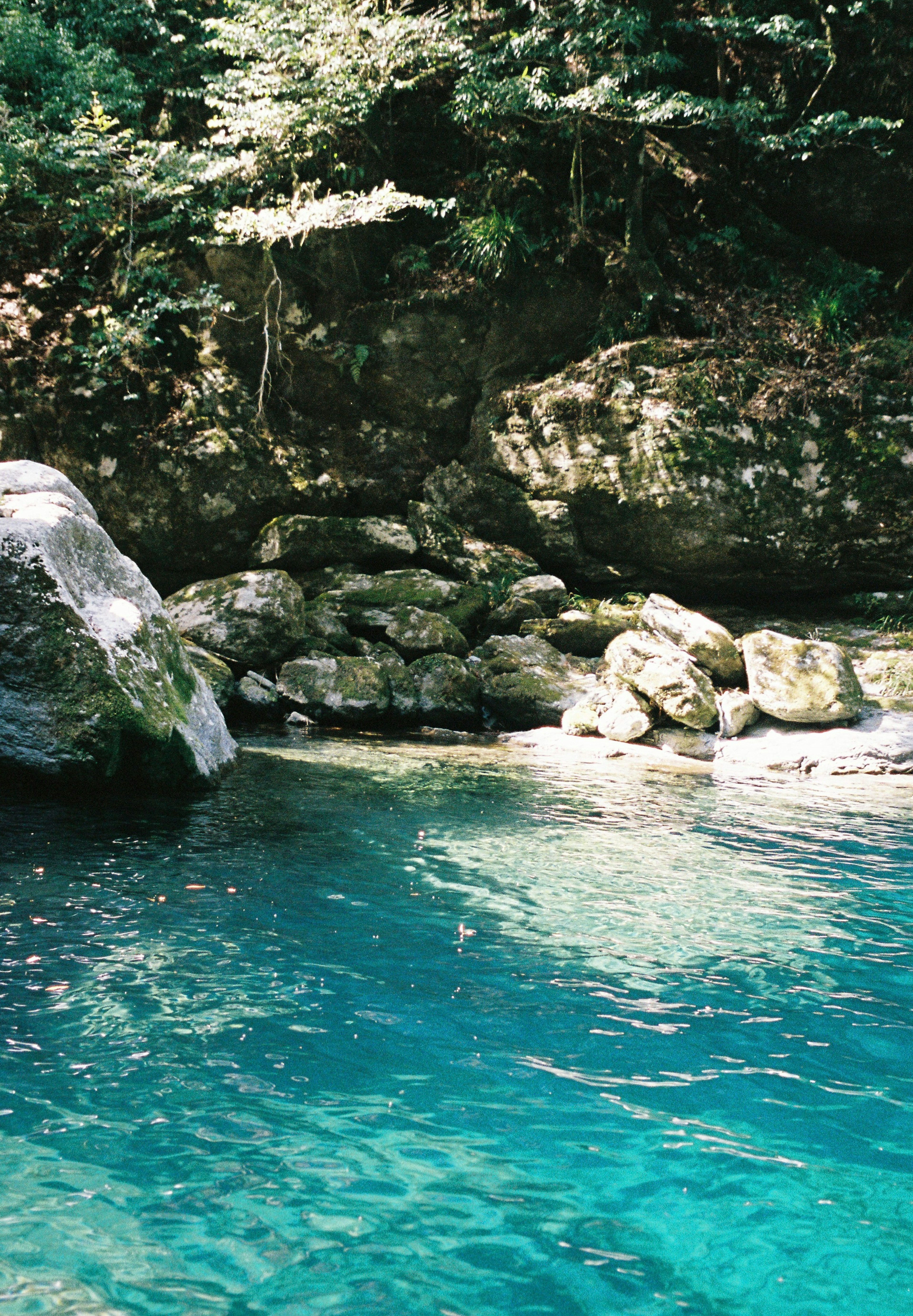 Paesaggio naturale con acqua blu chiara e rocce