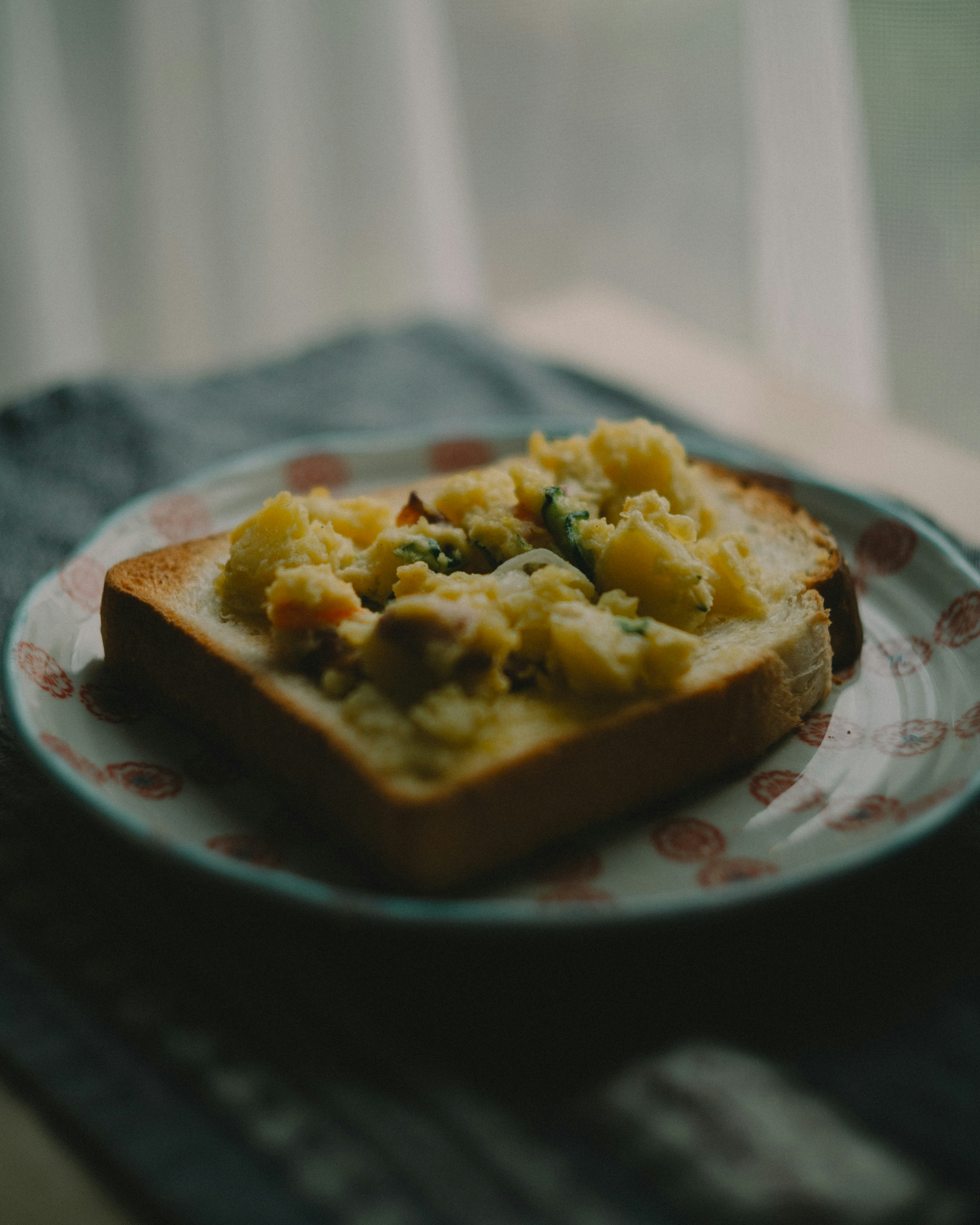 Toast mit Zutaten auf einem weißen Teller serviert