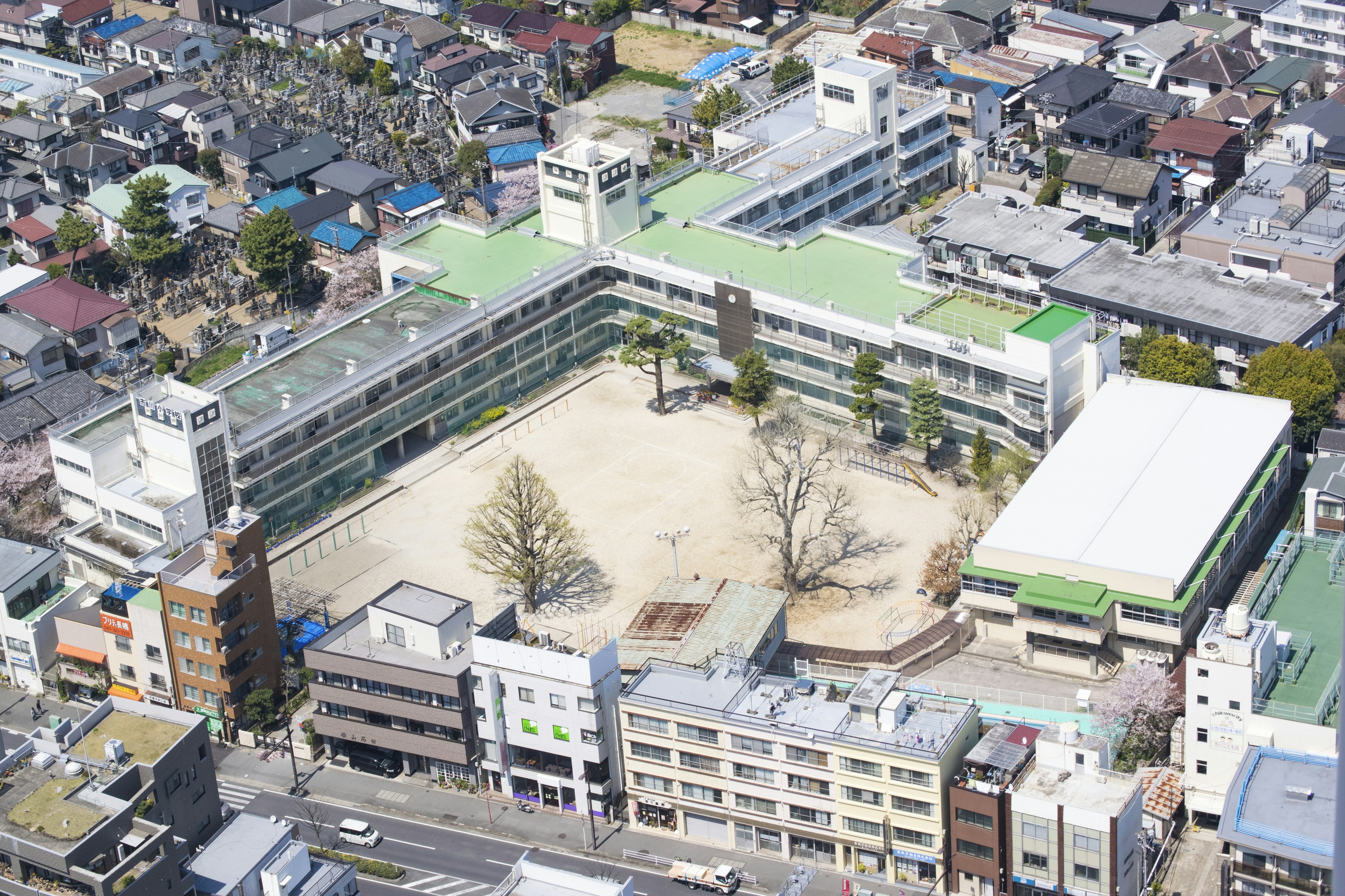 Vista aérea de una escuela con un patio y edificios circundantes