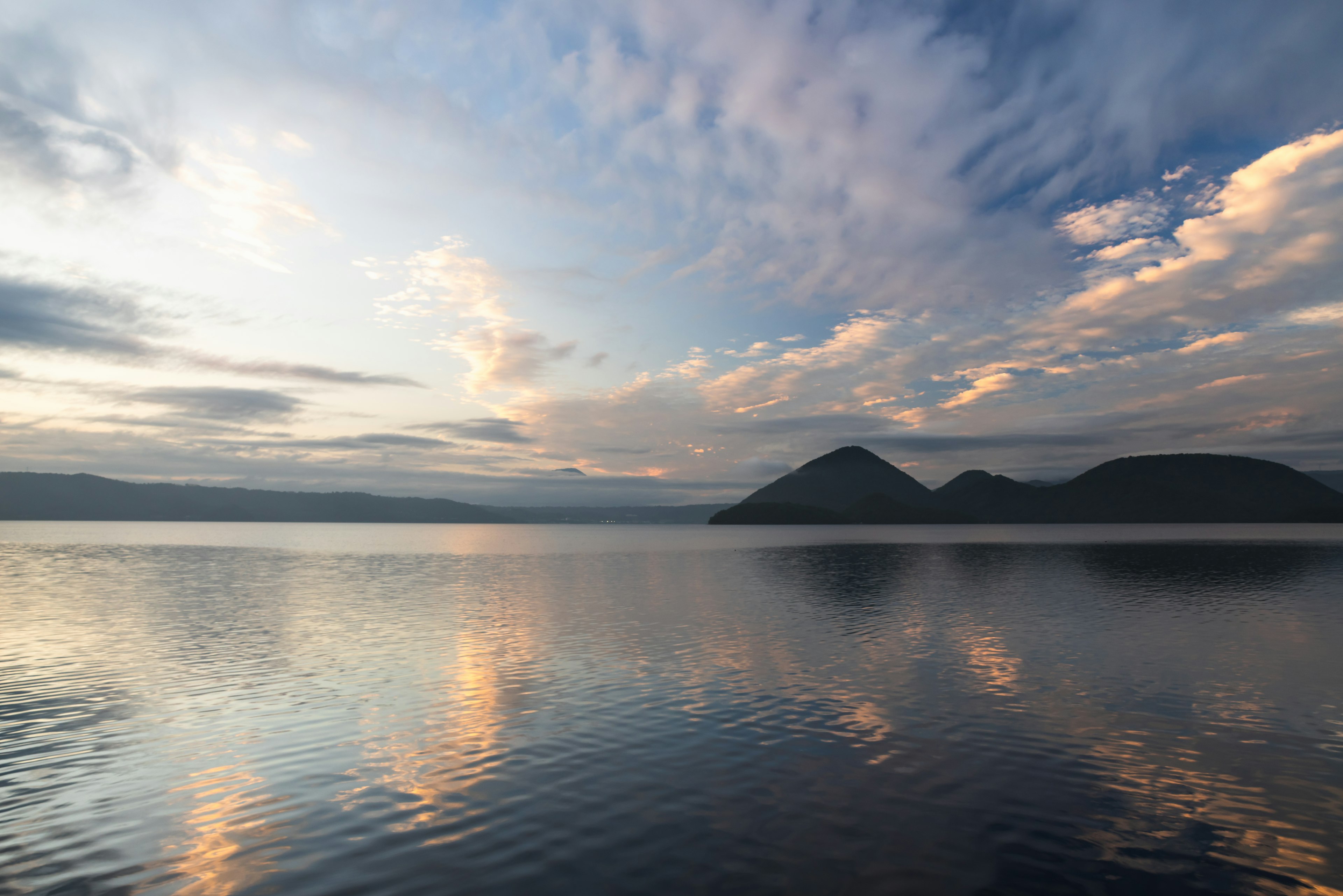 Malersicher Blick auf einen ruhigen See mit Bergen im Hintergrund