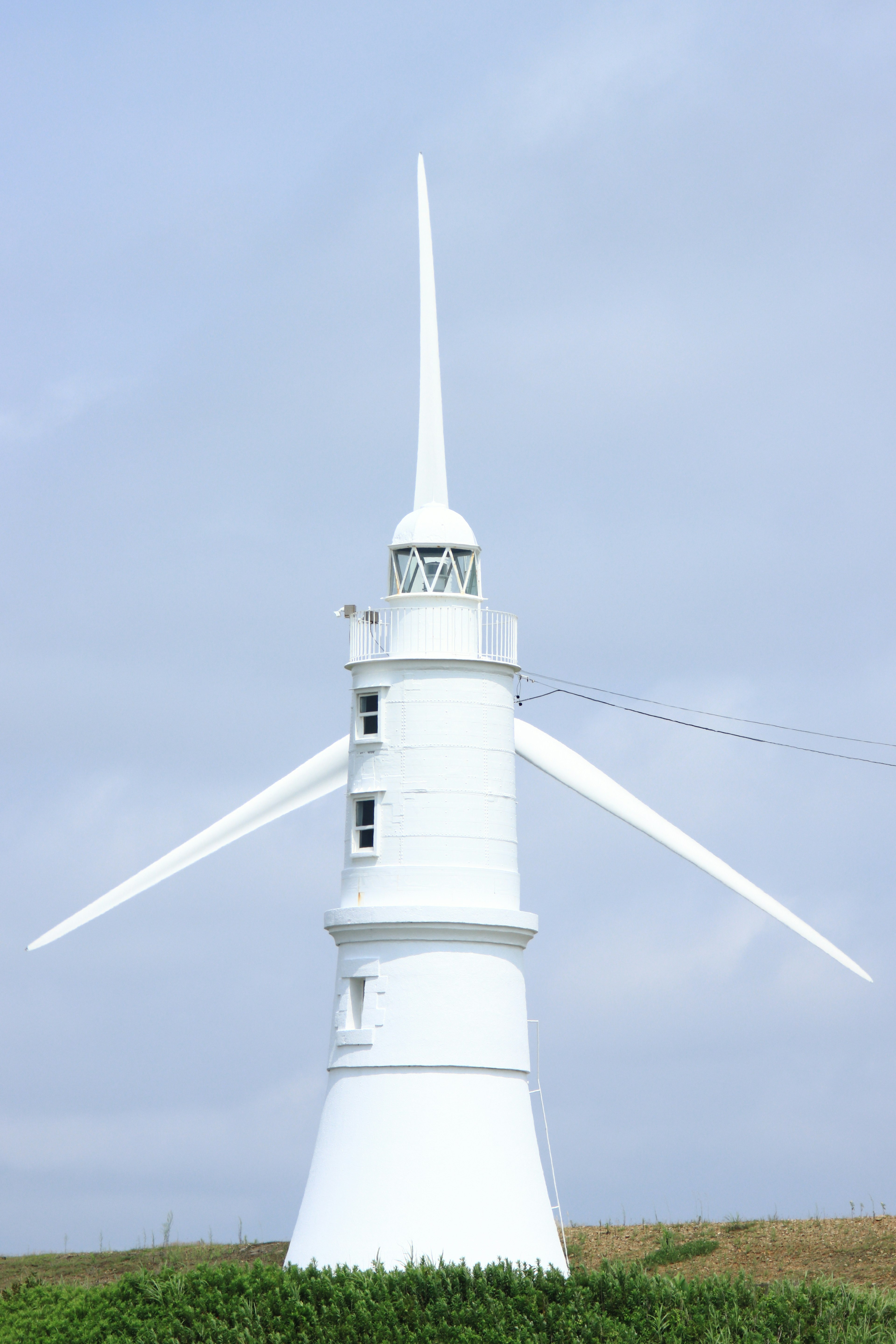 Une éolienne blanche se tenant sous un ciel bleu