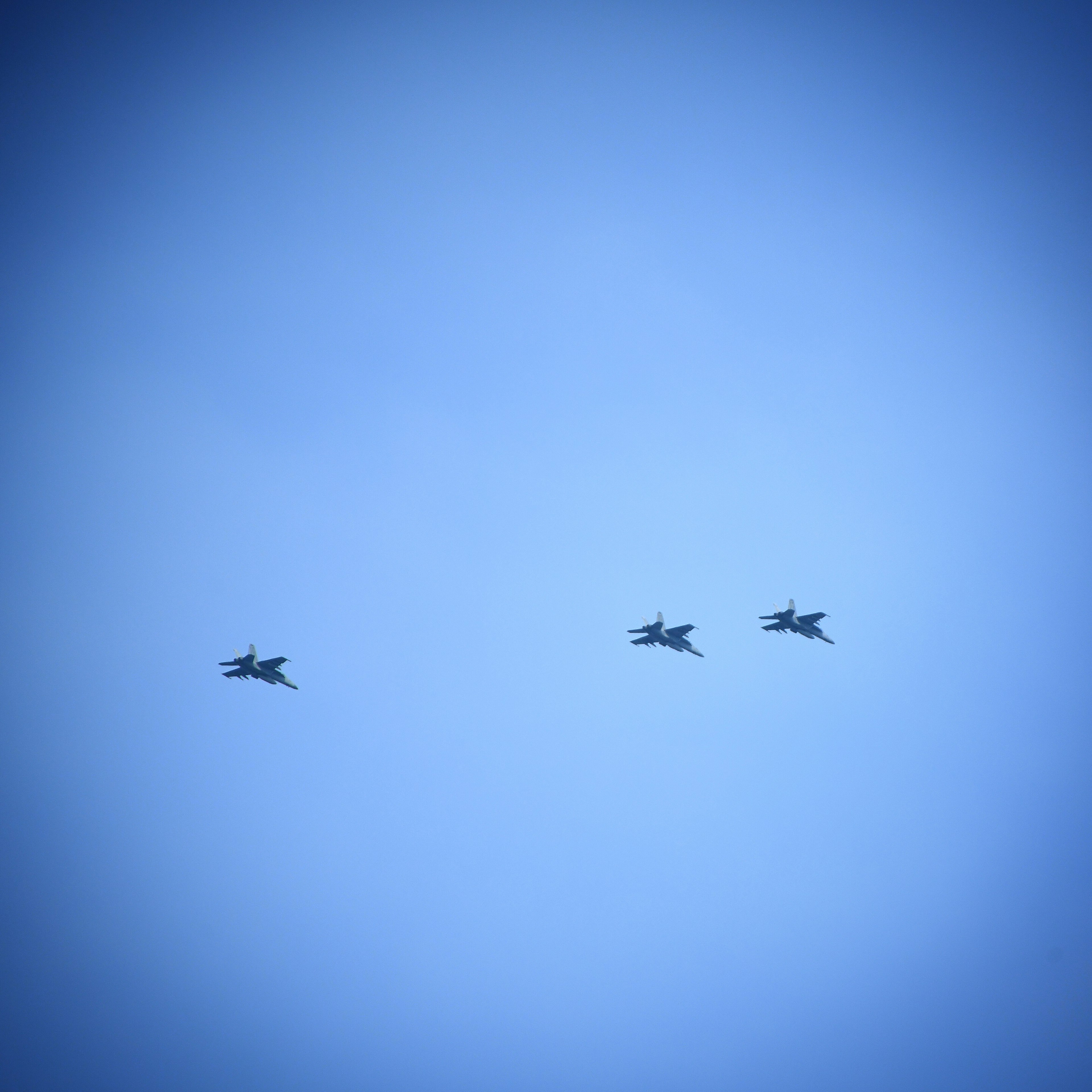 Trois chasseurs volant dans le ciel bleu