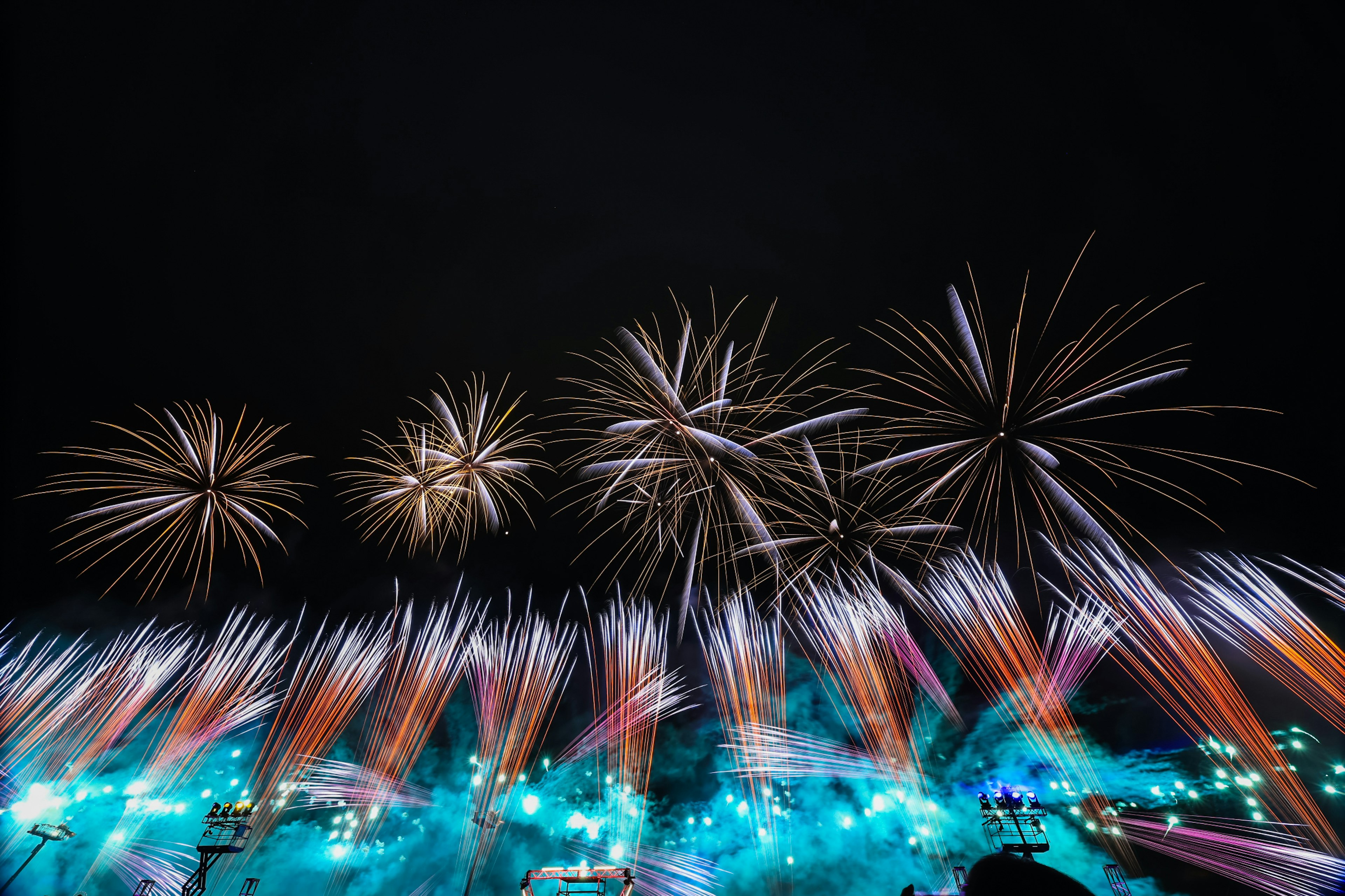 夜空に広がる色とりどりの花火が華やかに輝いている