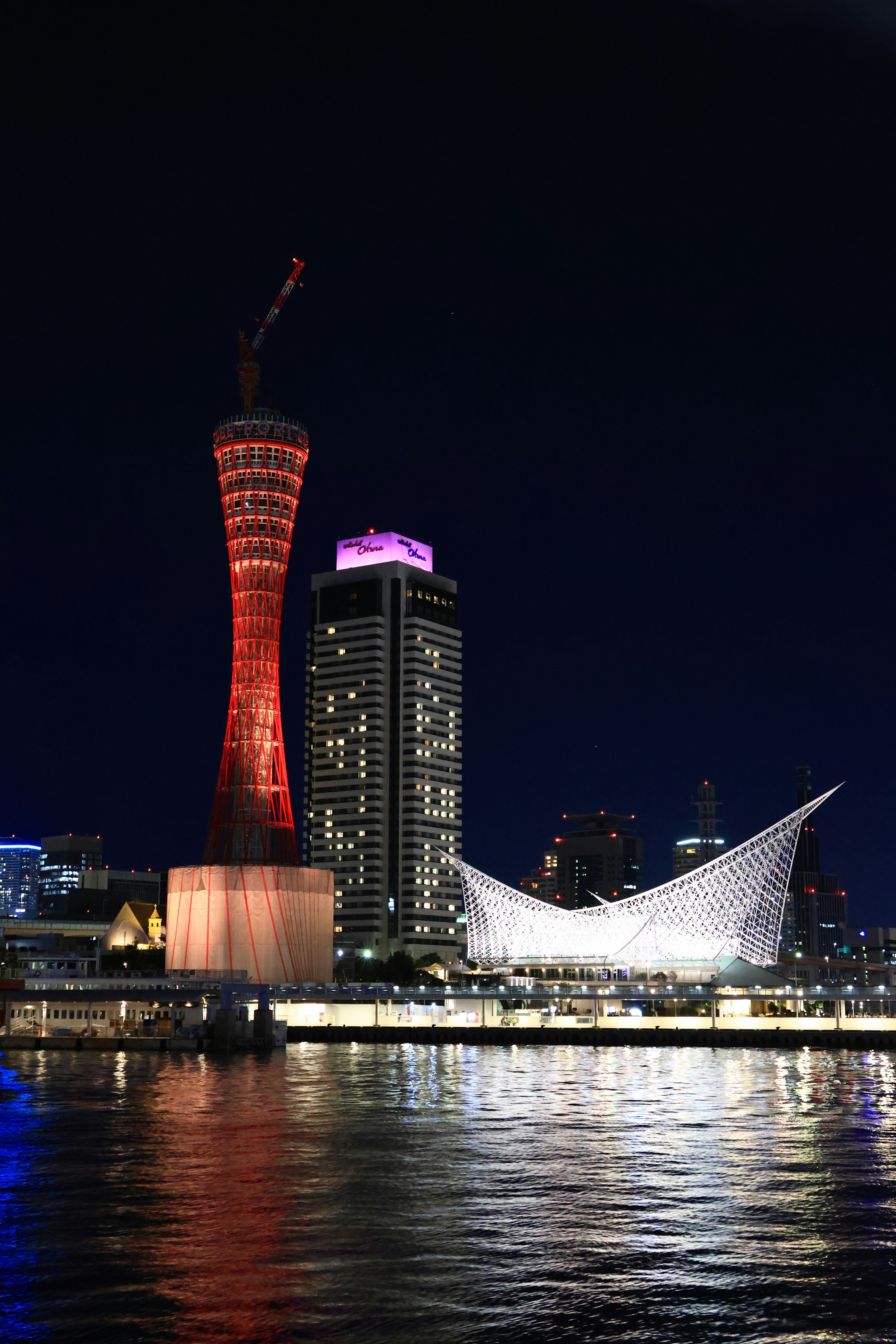 Menara Pelabuhan Kobe dan Harborland di malam hari dengan pantulan cahaya yang indah di air