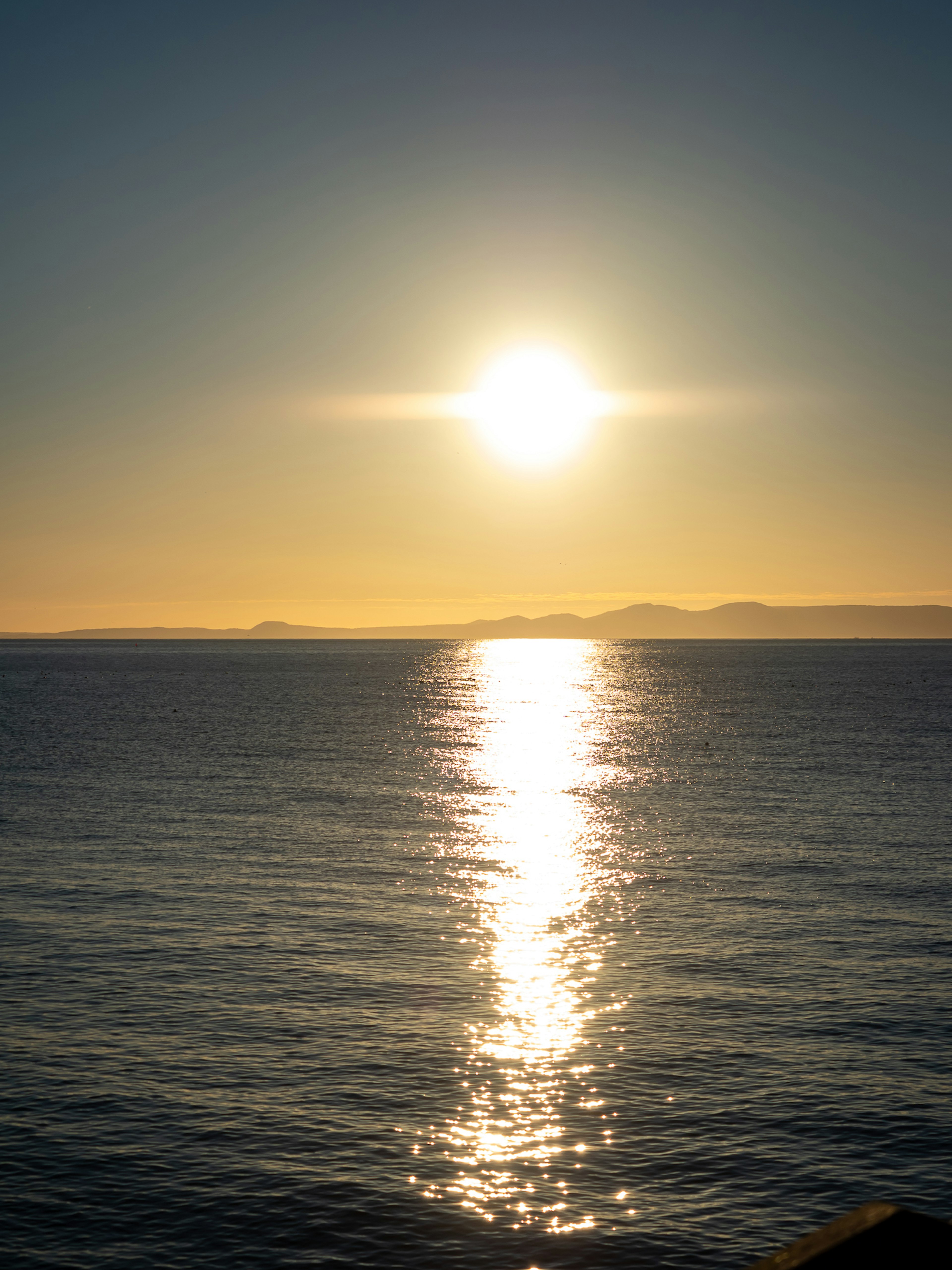 Un beau coucher de soleil sur l'océan avec des reflets sur l'eau