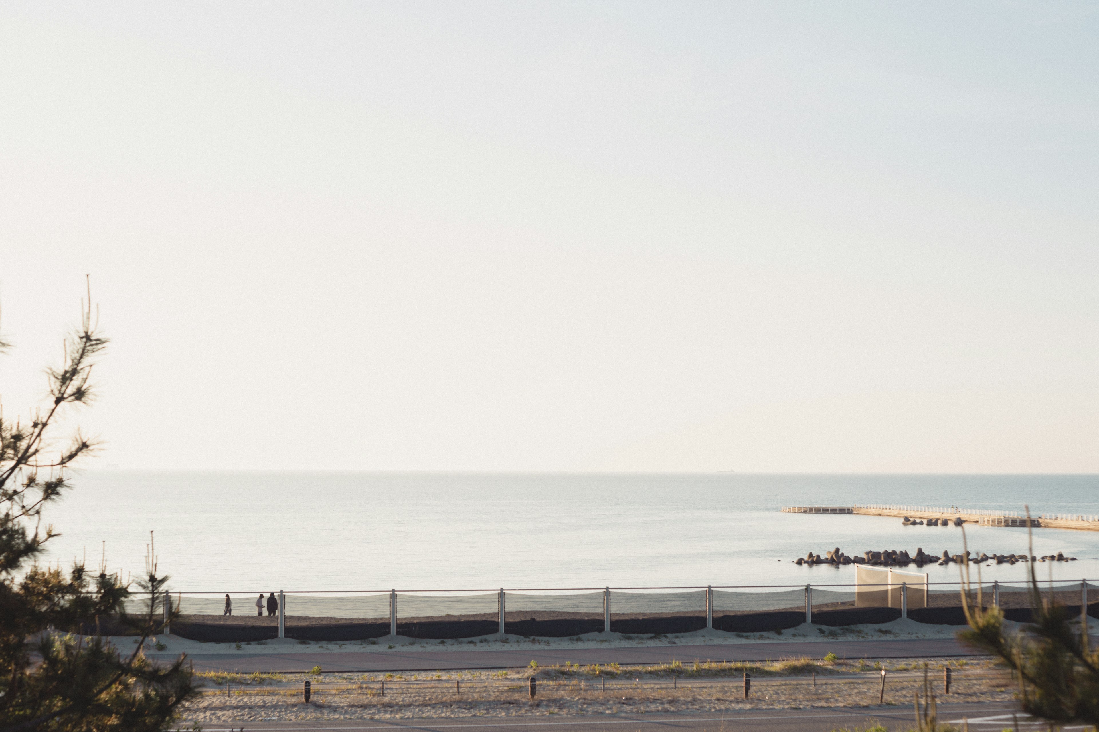 Paesaggio di spiaggia sereno con mare calmo e cielo